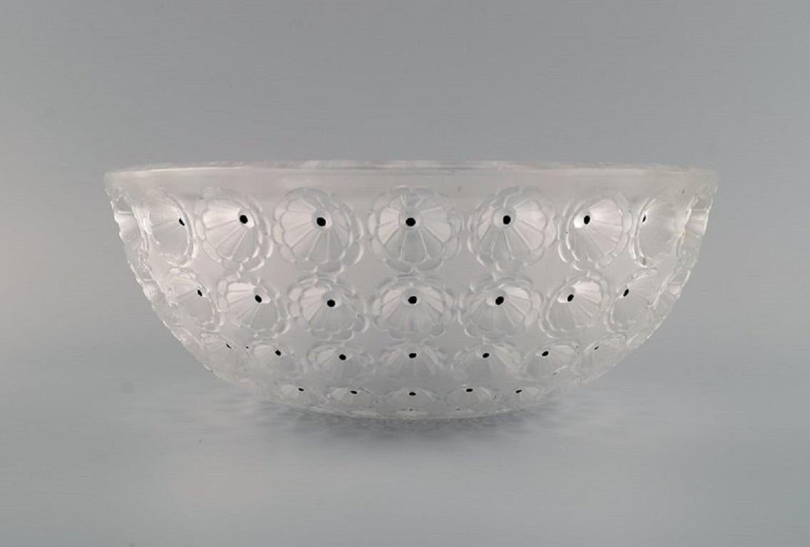 René Lalique Art Deco Nemours bowl in frosted art glass modelled with flowers. 
Mid-20th century.
Measures: 25 x 10.5 cm.
In excellent condition.
Signed.