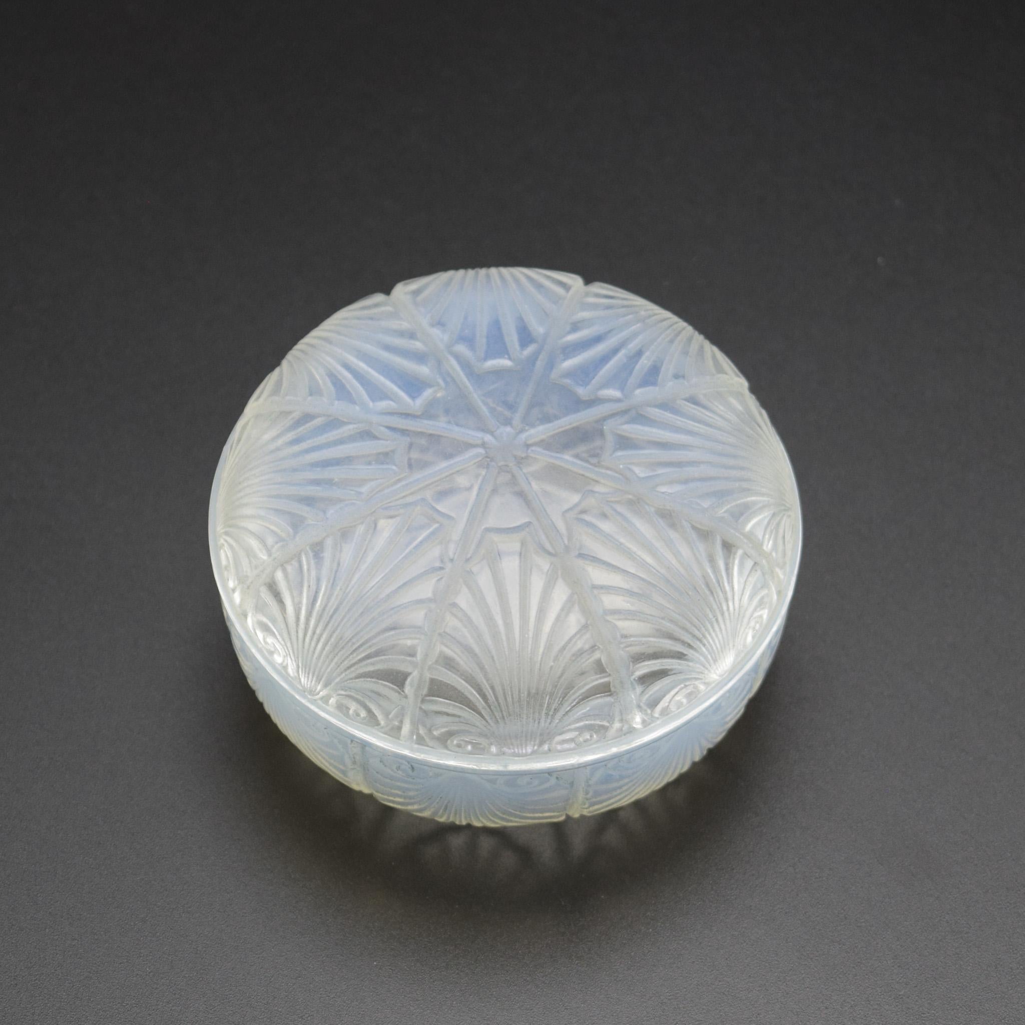 Caja de coquilles opalescentes René Lalique
Cajita muy dulce decorada con hileras de conchas
Estampado R Lalique y grabado Francia 

Marcilhac página 236
Model No. 71
Introducido en 1920
El estado es muy bueno, sin daños. Hay 2 líneas de molde