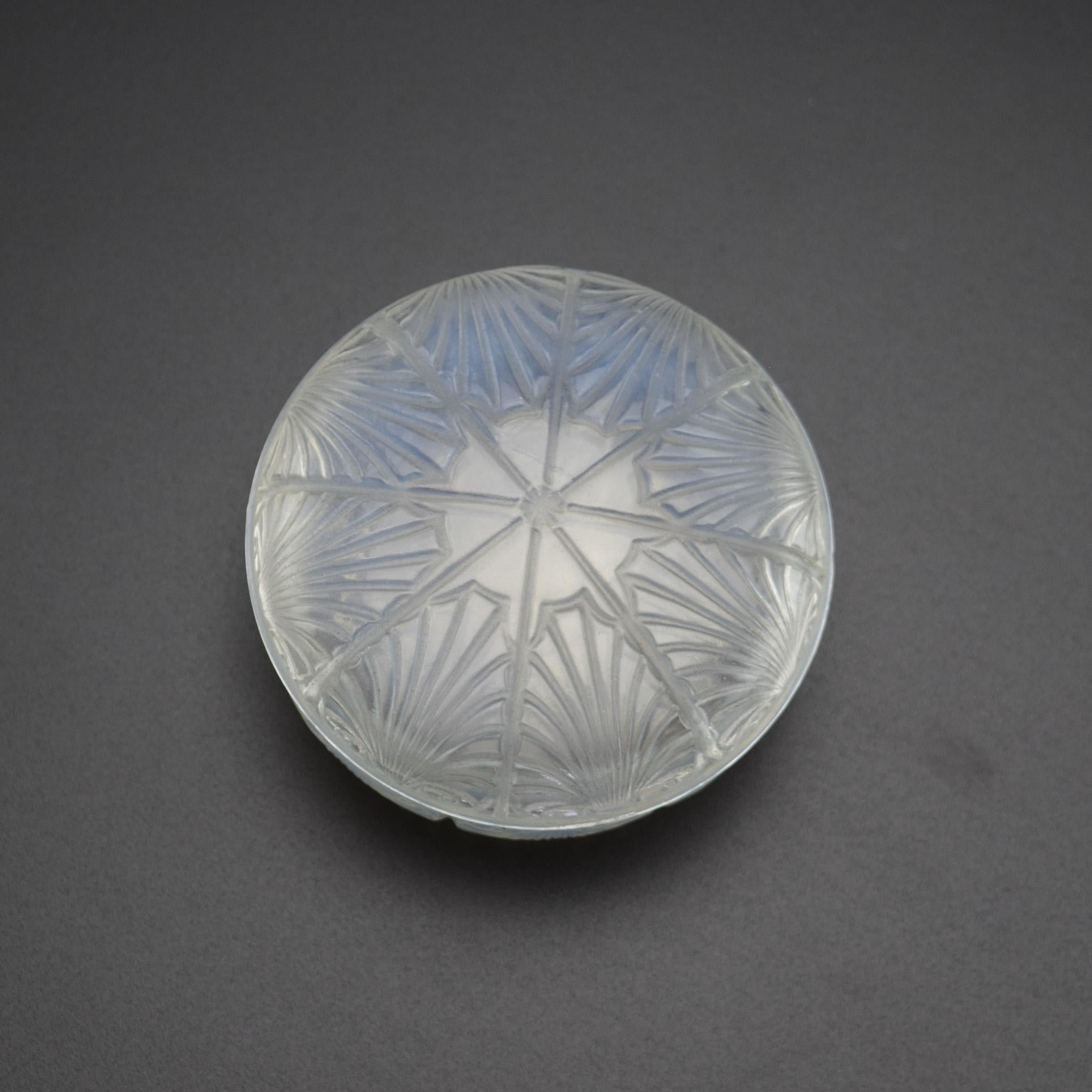 Caja de coquilles art déco opalescente René Lalique C1920 Art Decó en venta
