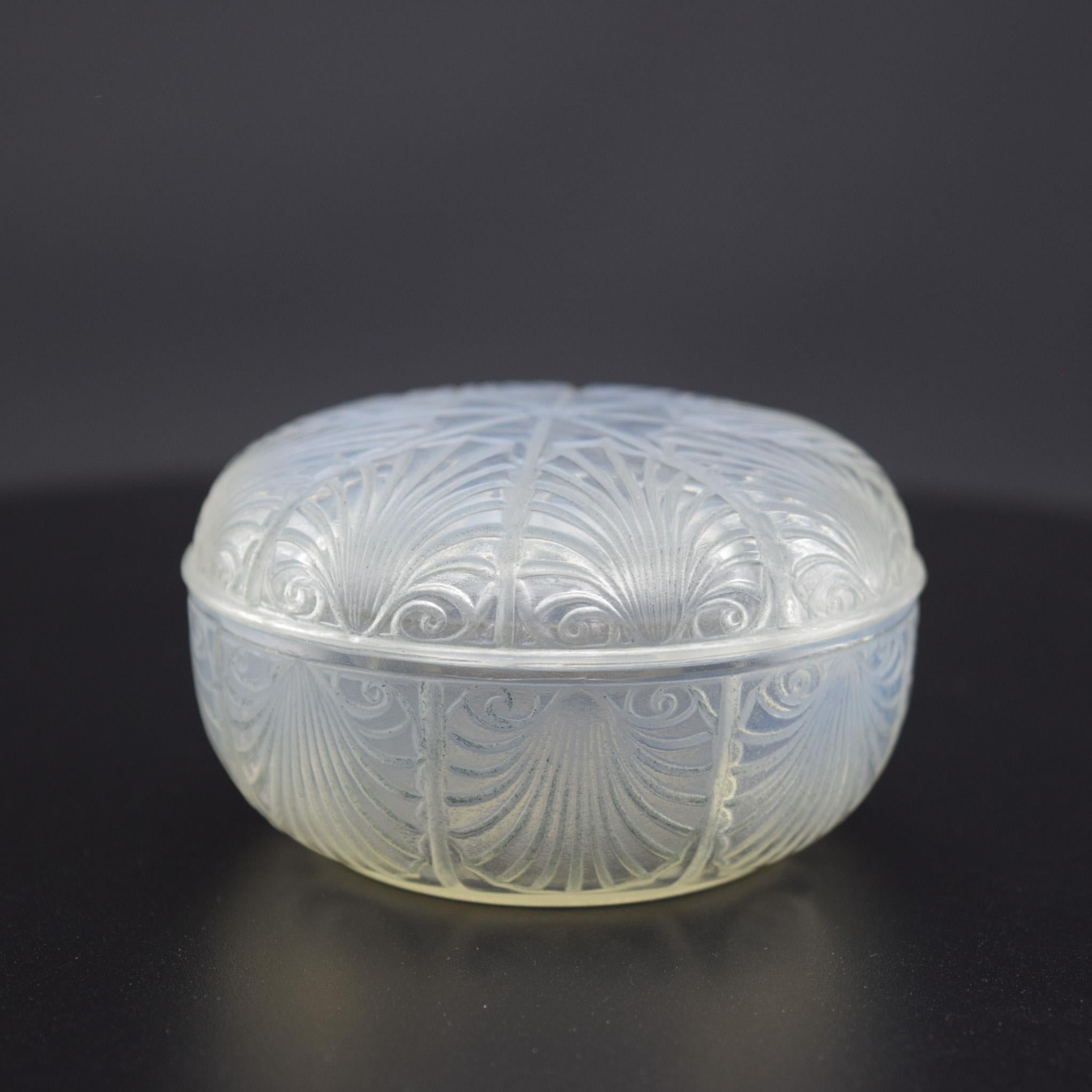 Caja de coquilles art déco opalescente René Lalique C1920 Francés en venta