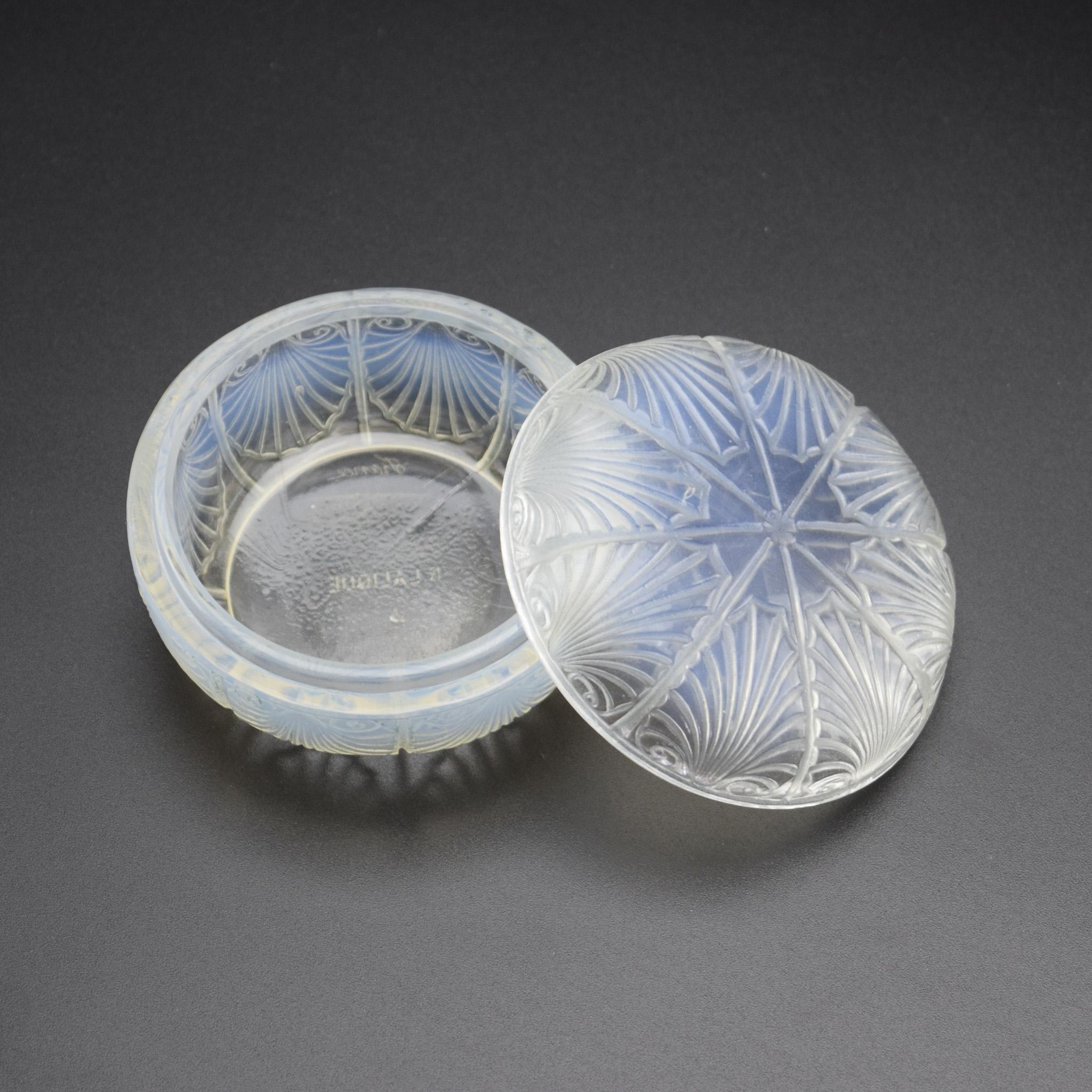 Caja de coquilles art déco opalescente René Lalique C1920 Moldeado en venta