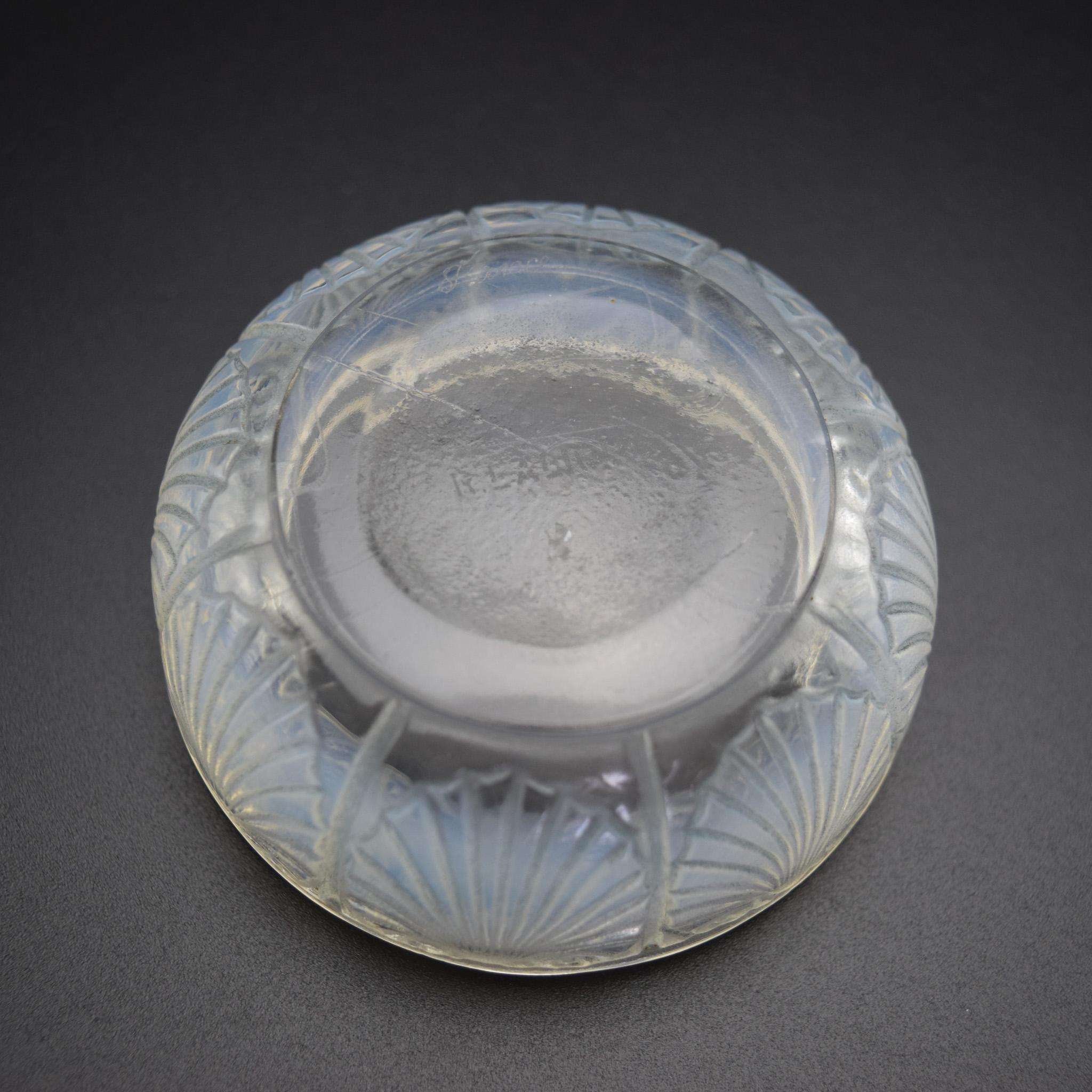 Caja de coquilles art déco opalescente René Lalique C1920 en Bueno estado para la venta en Devon, GB