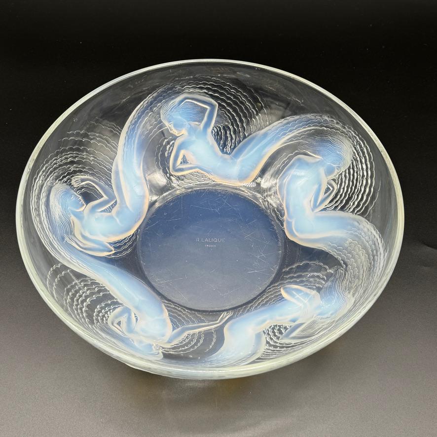 Une icône forte du Design/One de R&R Lalique, le bol Calypso créé en 1932 en verre blanc.

Lalique a souvent dessiné des sirènes et des sujets mythologiques.

Cette illustration de ses thèmes favoris est fortement inspirée de l'Art Déco et de la