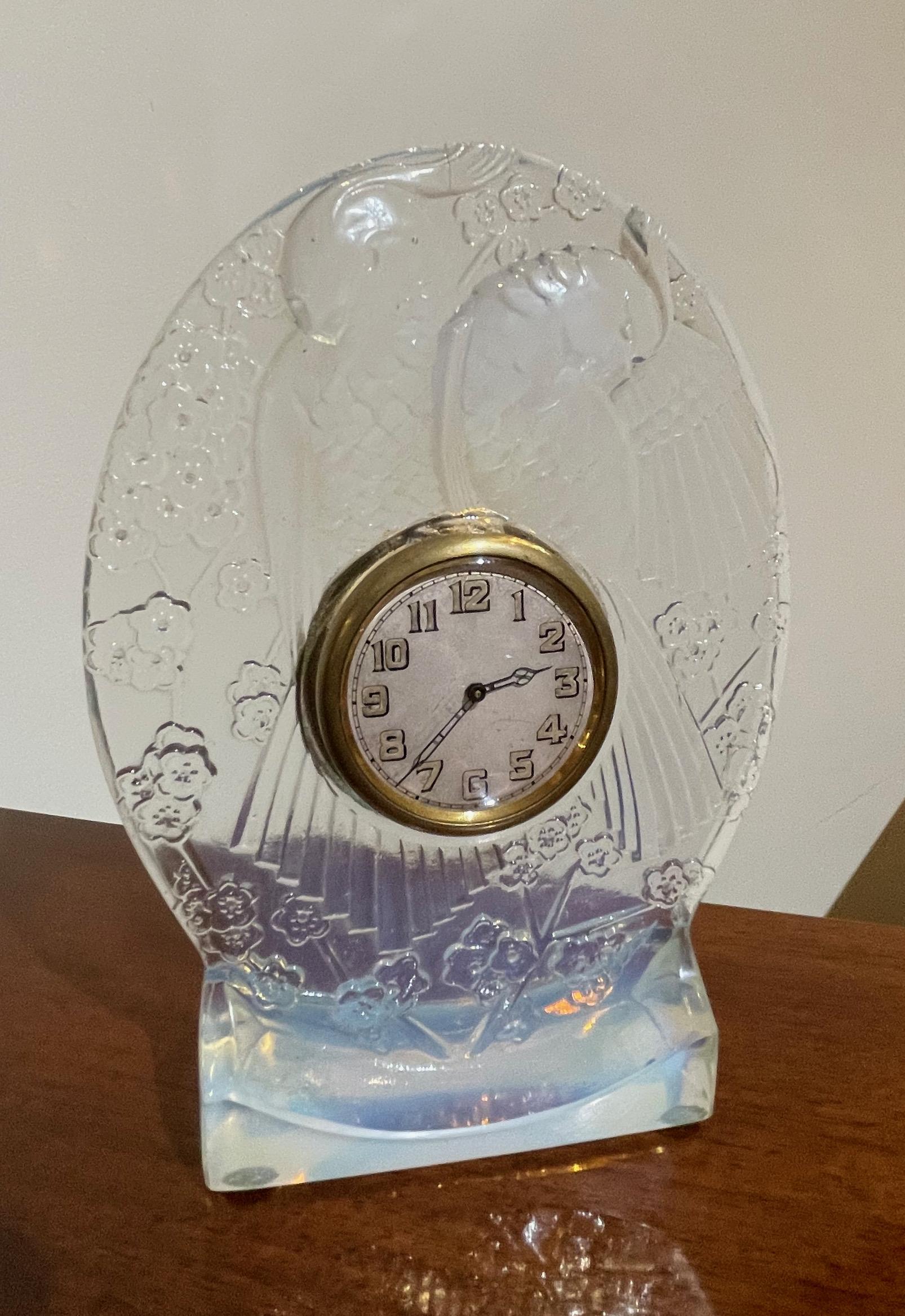 René Lalique Art Deco opalescent glass clock with love birds or cockatoo. Lalique design, signed in script on the bottom, Lalique, france. Excellent condition with a very nice original swiss watch/clock movement didisheim-goldschmidt. Fine details,