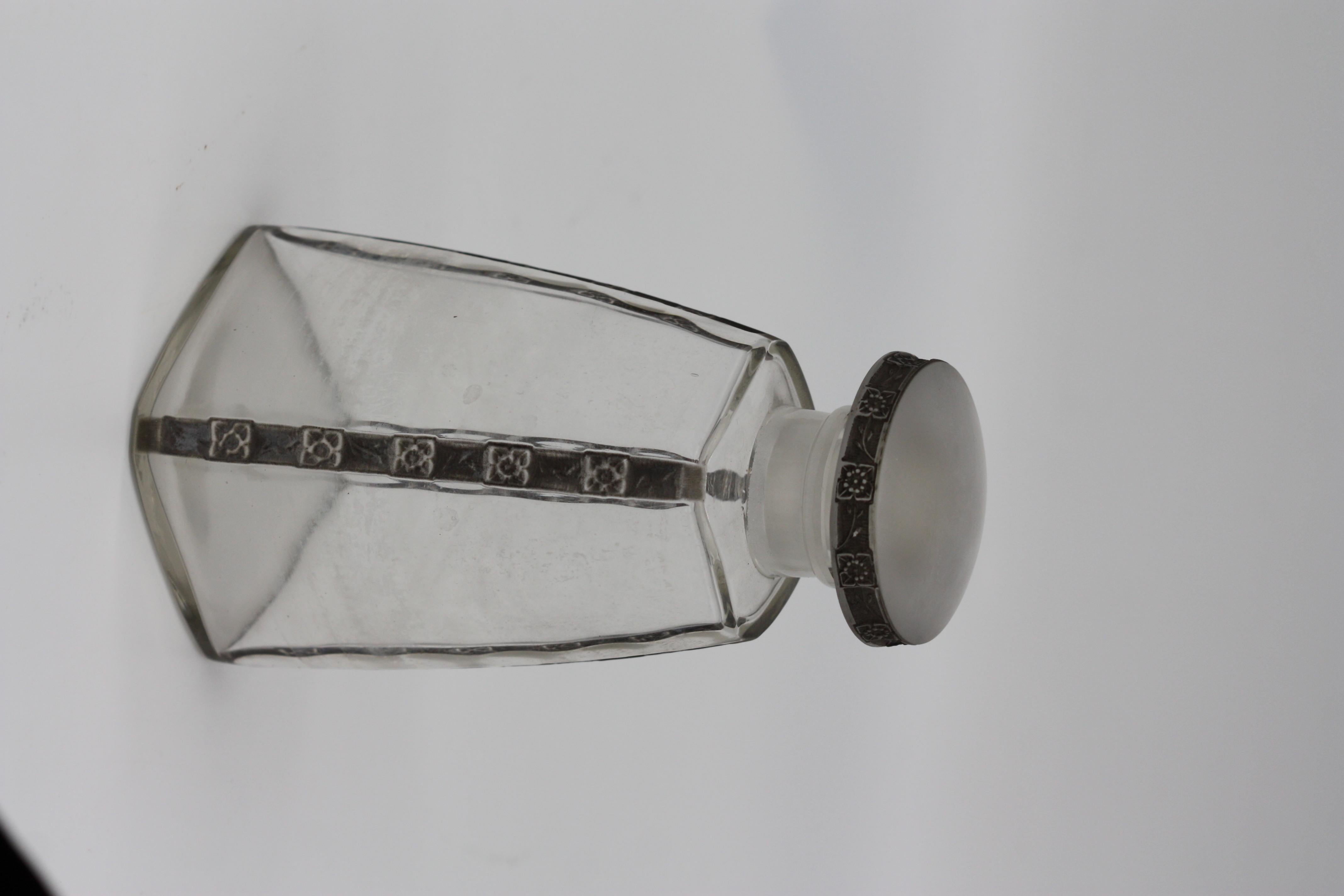 René LALIQUE  Flacon de parfum en verre moulé Art Déco R. Lalique à fleurs en vente 5