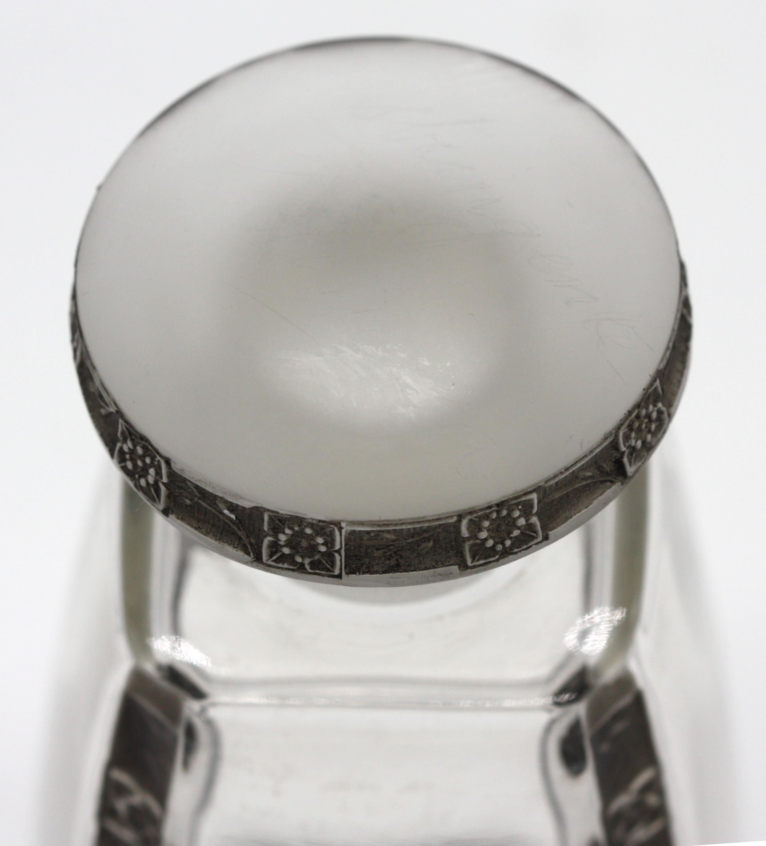20ième siècle René LALIQUE  Flacon de parfum en verre moulé Art Déco R. Lalique à fleurs en vente