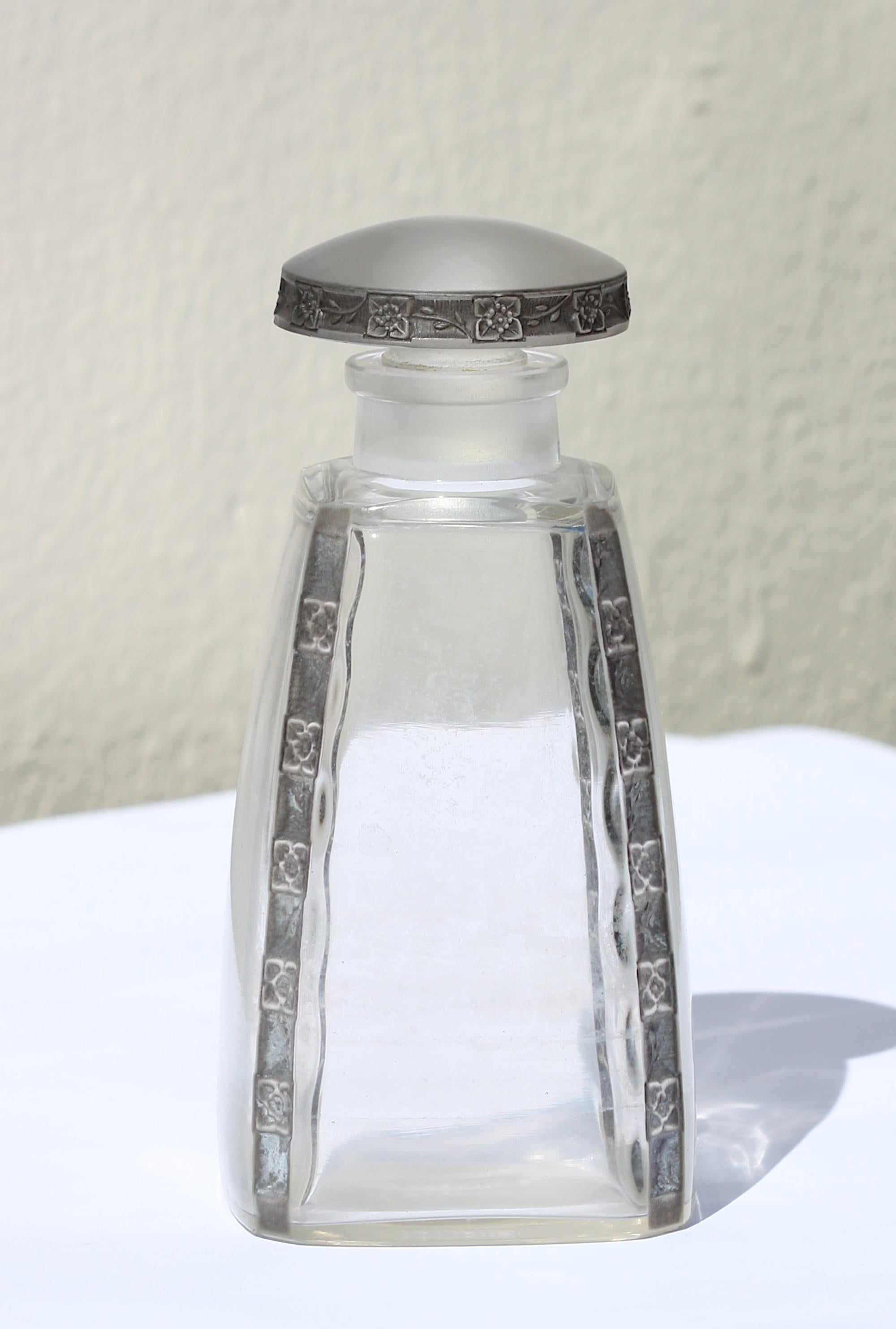 Verre René LALIQUE  Flacon de parfum en verre moulé Art Déco R. Lalique à fleurs en vente