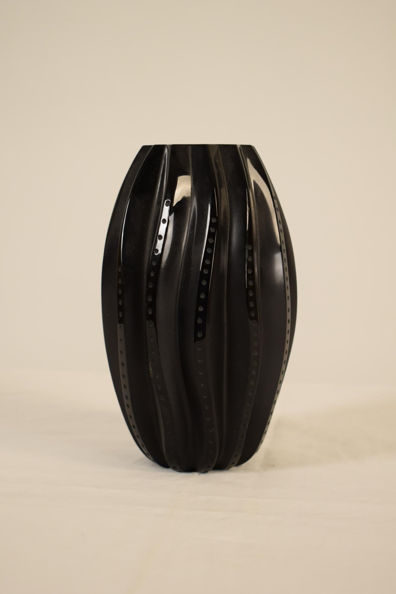 Vase in black glass
Signed René Lalique 