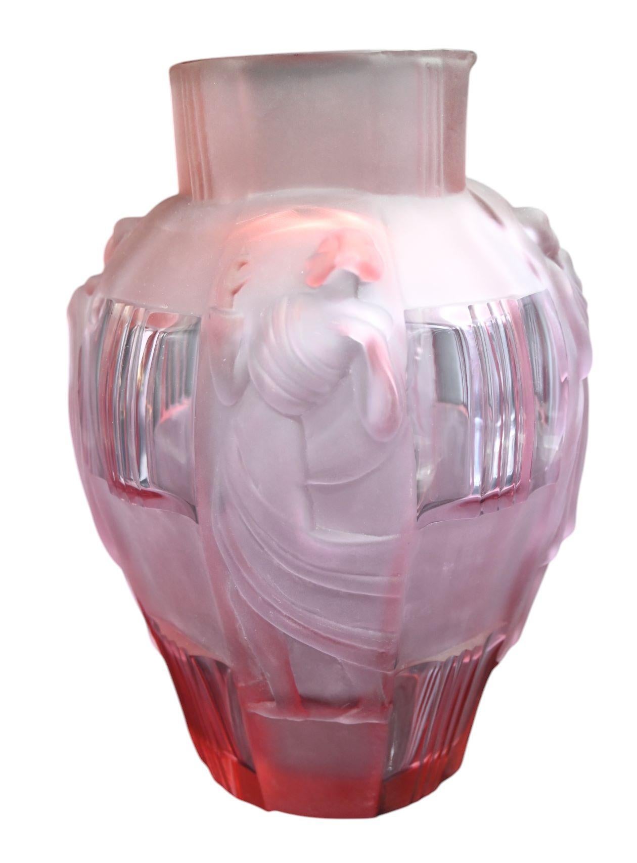 Un vaso in vetro art déco con 4 diverse figure femminili, firmato alla base 