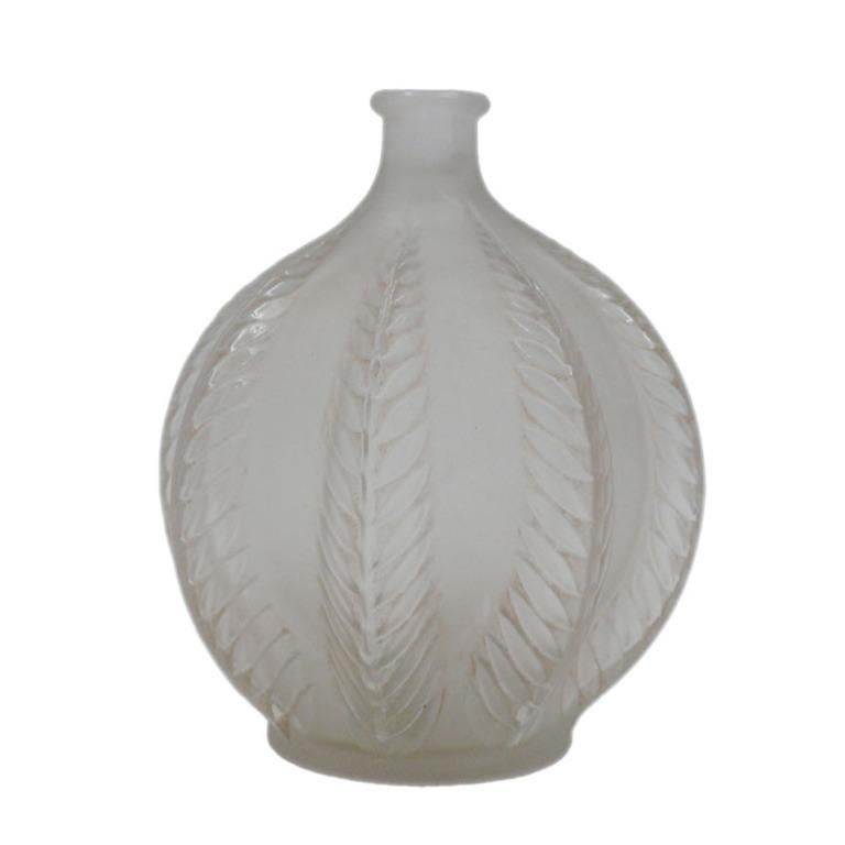 Vaso art déco di Rene His Lalique
Circa 1915 Origine Francia
Stile Art déco
Condizioni eccellenti senza scheggiature o restauri
Tecnica del vetro bugnato
Firmato sulla base R Lalique
René Jules Lalique (Ay, dipartimento della Marna, Francia, 6