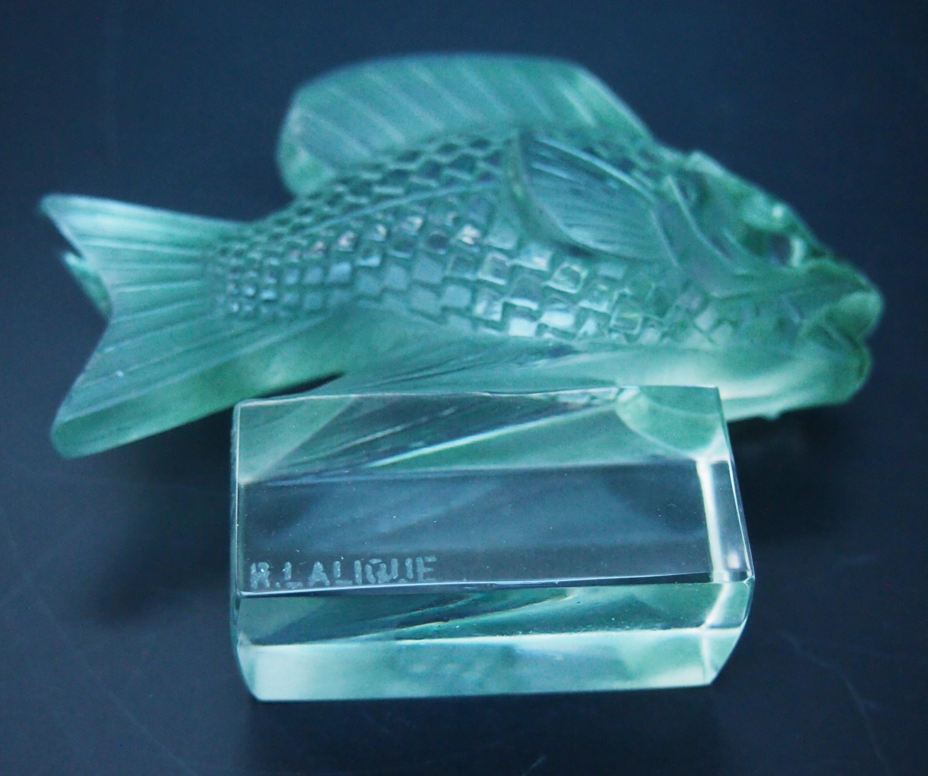 Rene Lalique 'Barbillon' paperweight signed c1930 -original green staining In Good Condition For Sale In Worcester Park, GB