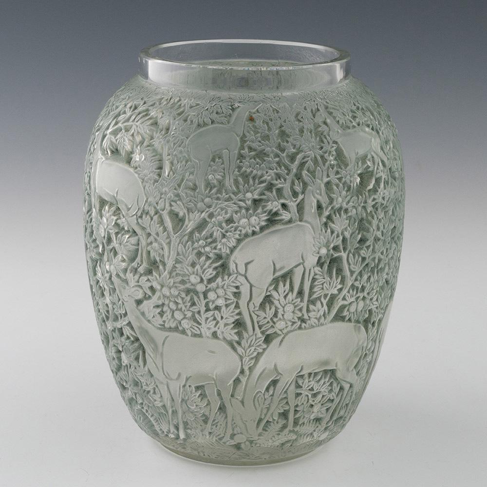 Titolo : Vaso Biches di Rene Lalique - Marcilhac 1082
Data : Progettato nel 1932
Origine : Wingen-sur-Moder, Francia
Caratteristiche della ciotola: Disegno modellato con macchie di verderame che raffigura Biches, che si traduce in Does (cervi