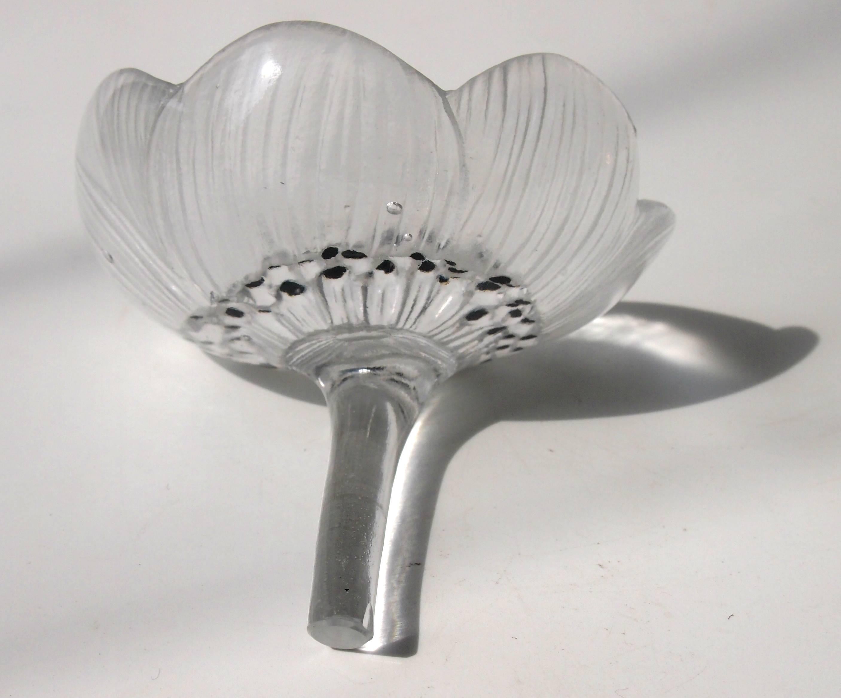 French Art Deco R Lalique Black Enamelled Closed Anemone Glass Table Decoration In Good Condition In London, GB