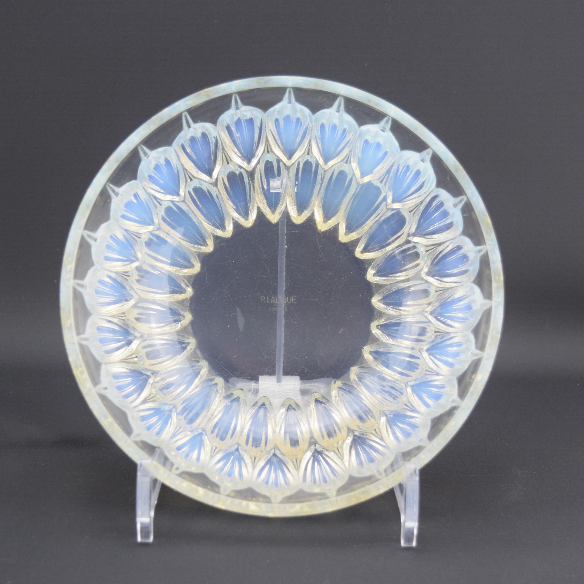 Tazón de cacao opalescente René Lalique. Un interesante y escaso diseño de la vaina de cacao o grano de cacao.
El estado es bueno, hay algunos ligeros arañazos superficiales.

Marcilhac página 756
Introducido en 1931
Modelo 3256