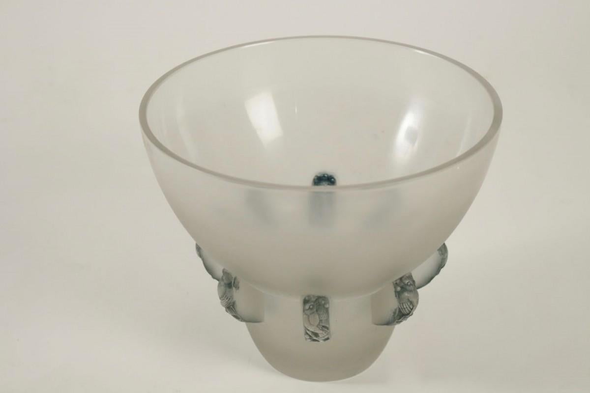 Vetro bianco soffiato a stampo con patina blu-grigia

Bibliografia :- Félix Marcilhac, René Lalique, Catalogue Raisonné de l'Œuvre de Verre, Editions du Regard, Paris, 1994, p. 449, modello riprodotto al n. 1051