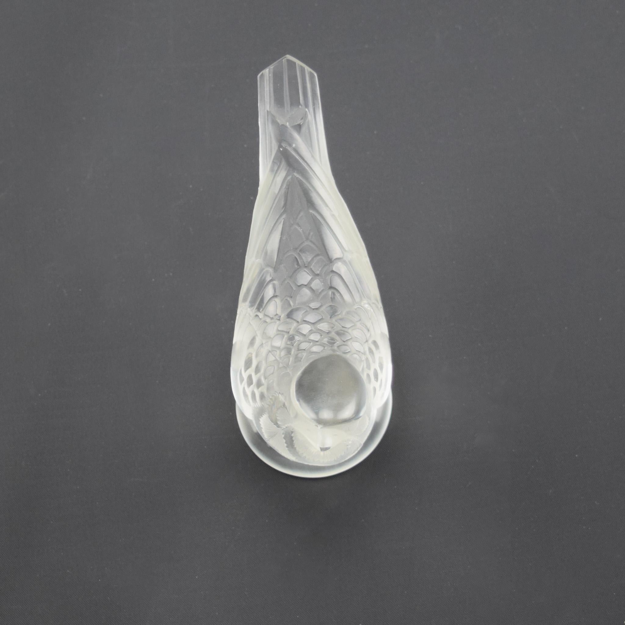 Rene Lalique Chardonneret Hardi Glas Briefbeschwerer
(Fearless Goldfinch )

Der Zustand ist sehr gut und ohne Schäden. Auf der Rückseite des Sockels gibt es Anzeichen für eine werkseitige Politur, bei der die Formlinien entfernt