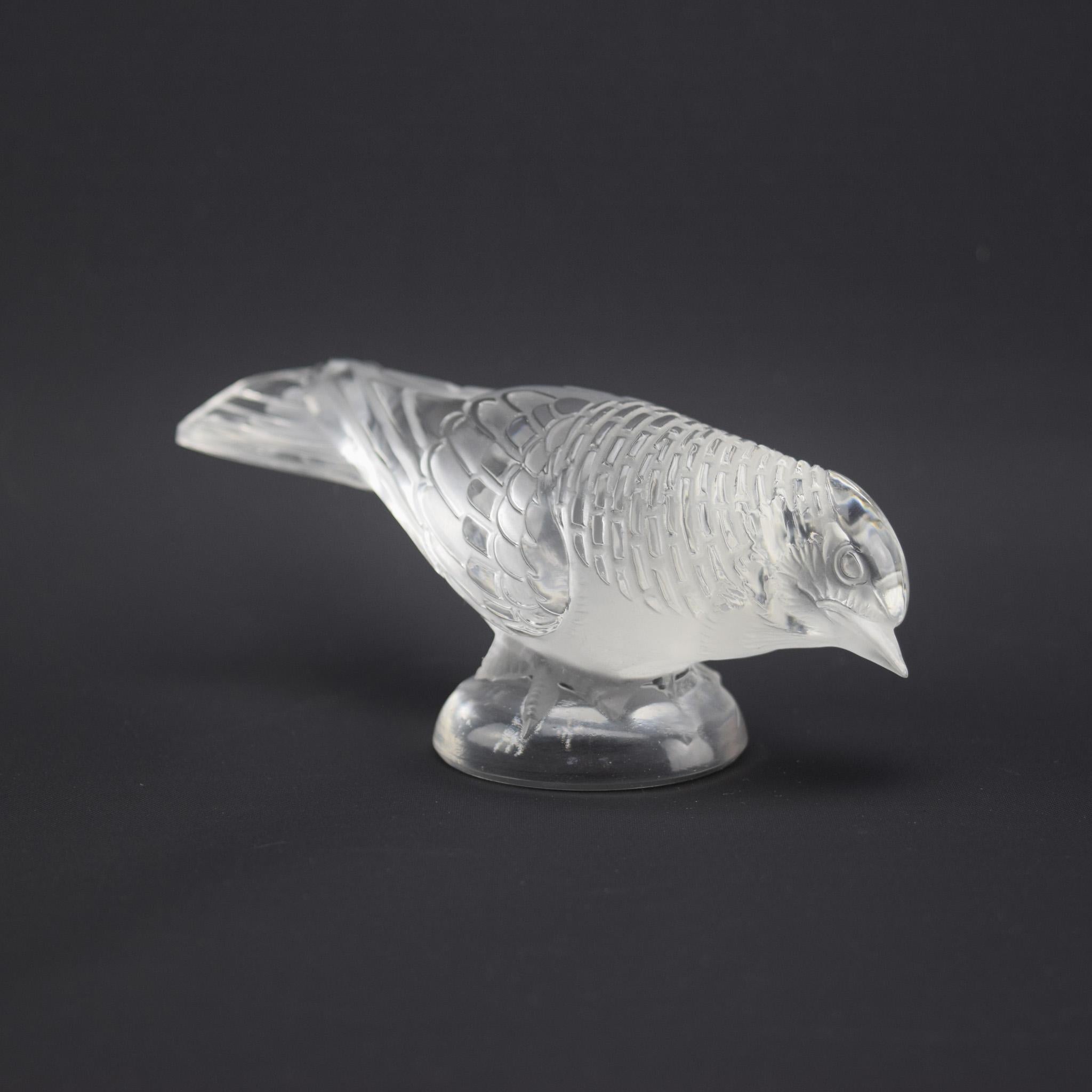 Rene Lalique Chardonneret Timide

Fermacarte cardellino

Marchio a stencil alla base R Lalique France

Le condizioni sono molto buone e non presentano danni 

Marcilhac pagina 393
Modello 1209
introdotto nel 1931