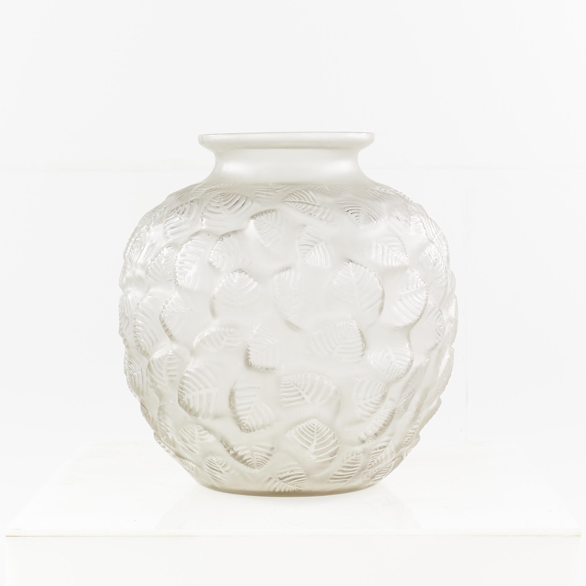 Rene Lalique Charmilles Vase

Diese Vase misst: 13 breit x 13 tief x 14 Zoll hoch  

Diese Vase ist in ausgezeichnetem Vintage-Zustand.

Wir machen unsere Fotos in einem Studio mit kontrollierter Beleuchtung, um so viele Details wie möglich zu