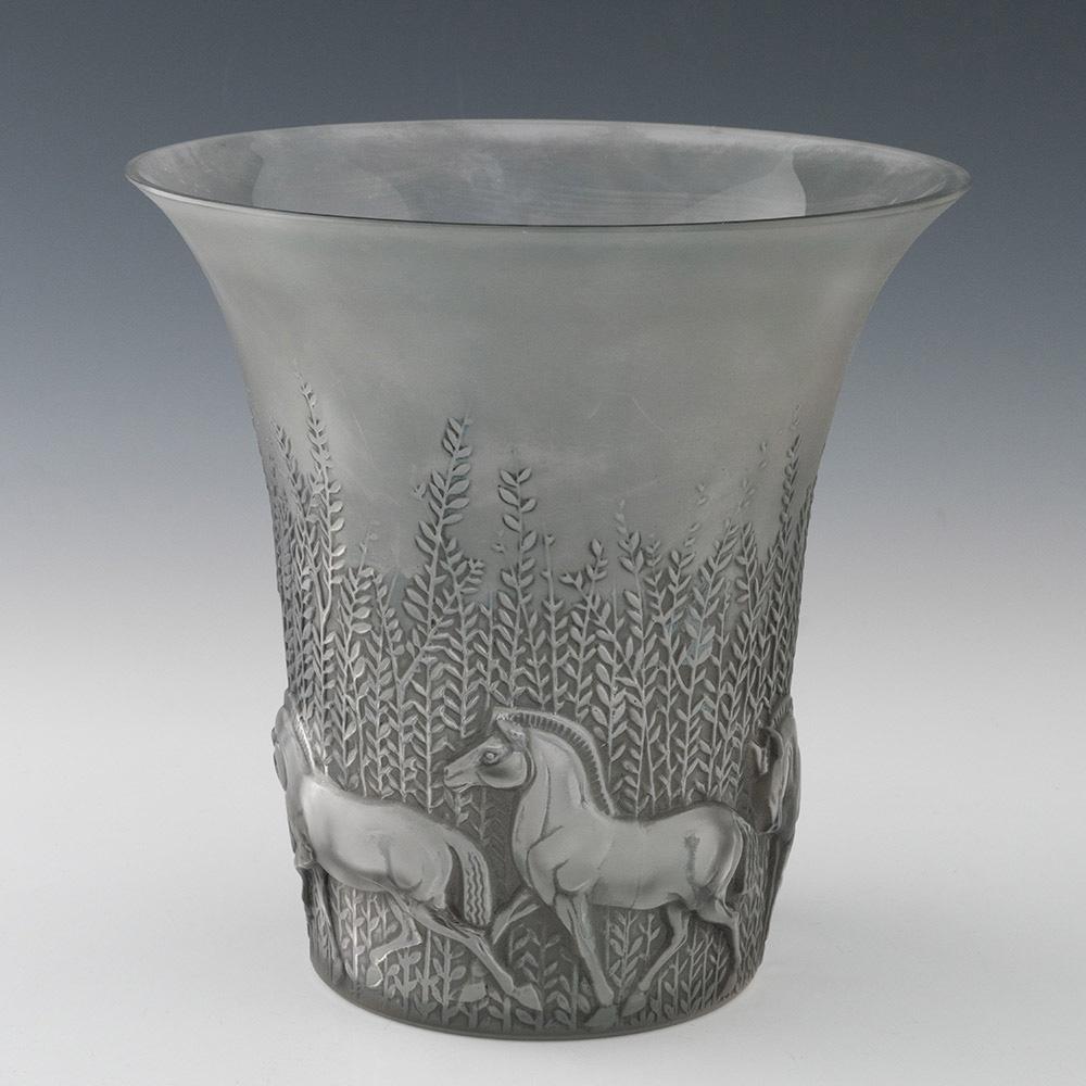 Encabezamiento : Rene Lalique Jarrón Cheveaux - Marcilhac 1047
Fecha : Diseñado en 1930
Origen : Wingen-sur-Moder, Francia
Características del cuenco : Vidrio esmerilado gris con manchas que representan Caballos entre juncos
Marcas : Grabado R
