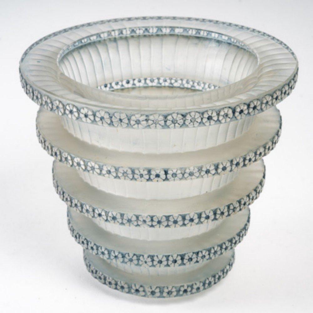 Chevreuse” vase in blue-patinated white glass by René LALIQUE, created in 1930. 
Acid signature on reverse.
Perfect condition.

Height : 16 cm 

Félix Marcilhac, René Lalique - Catalogue Raisonné de l'Œuvre de Verre, Les Éditions de l'Amateur,