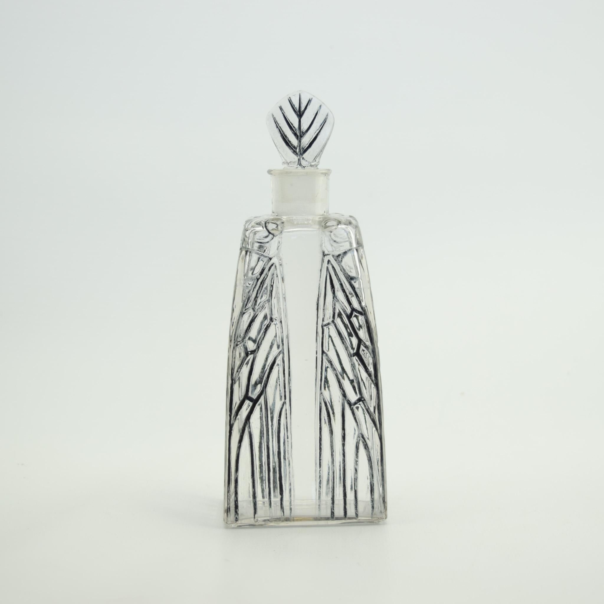 Rene Lalique Cigalia Perfume bottle
Moulded with 4 cicadas to each corner and highlighted with black staining
The condition is very good with no damage. There is some light wear to the black patina and light internal scratches.
Moulded mark R