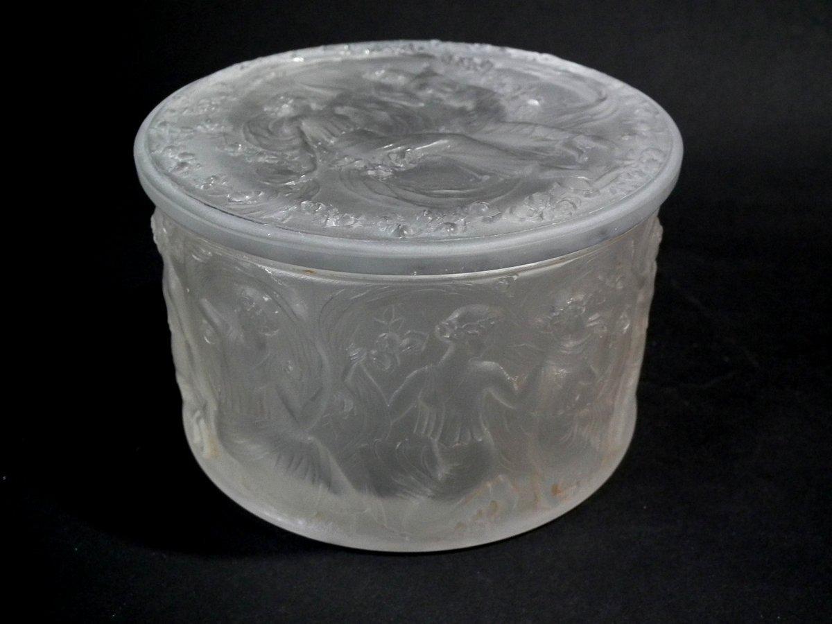 René Lalique Clear and Frosted Glass 'Figurines Et Voiles' Box 6