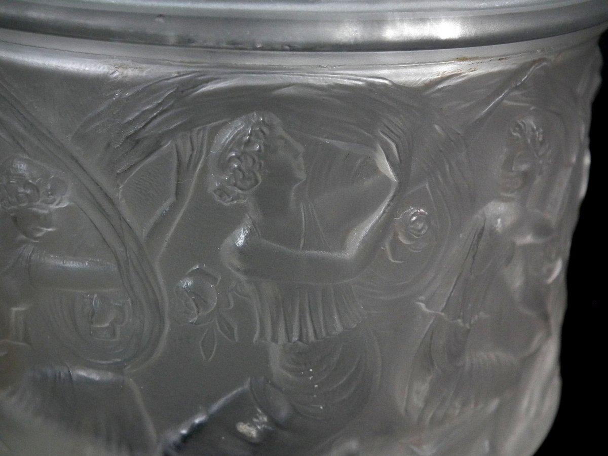 René Lalique clear and frosted glass 'Figurines Et Voiles' box. Molded makers mark, 'R. LALIQUE MADE IN FRANCE'. Book reference: Marcilhac 97.