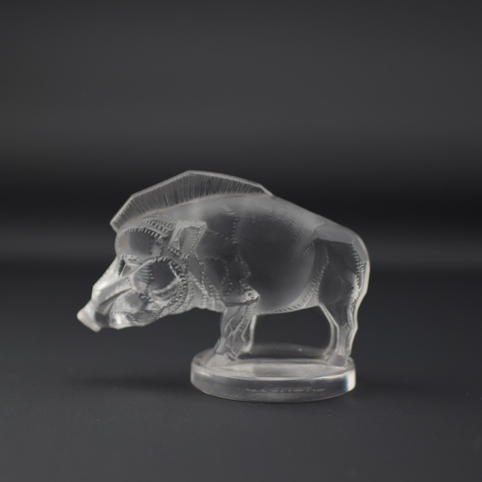 Rene Lalique klar & gefrostet Sanglier Auto Maskottchen
Der Zustand ist sehr gut, ohne Schäden oder Mängel
Klar geformte Marke R Lalique France und schablonierte R Lalique France

Eingeführt im Jahr 1929
Marcilhac Seite ref:503
Modell  1157