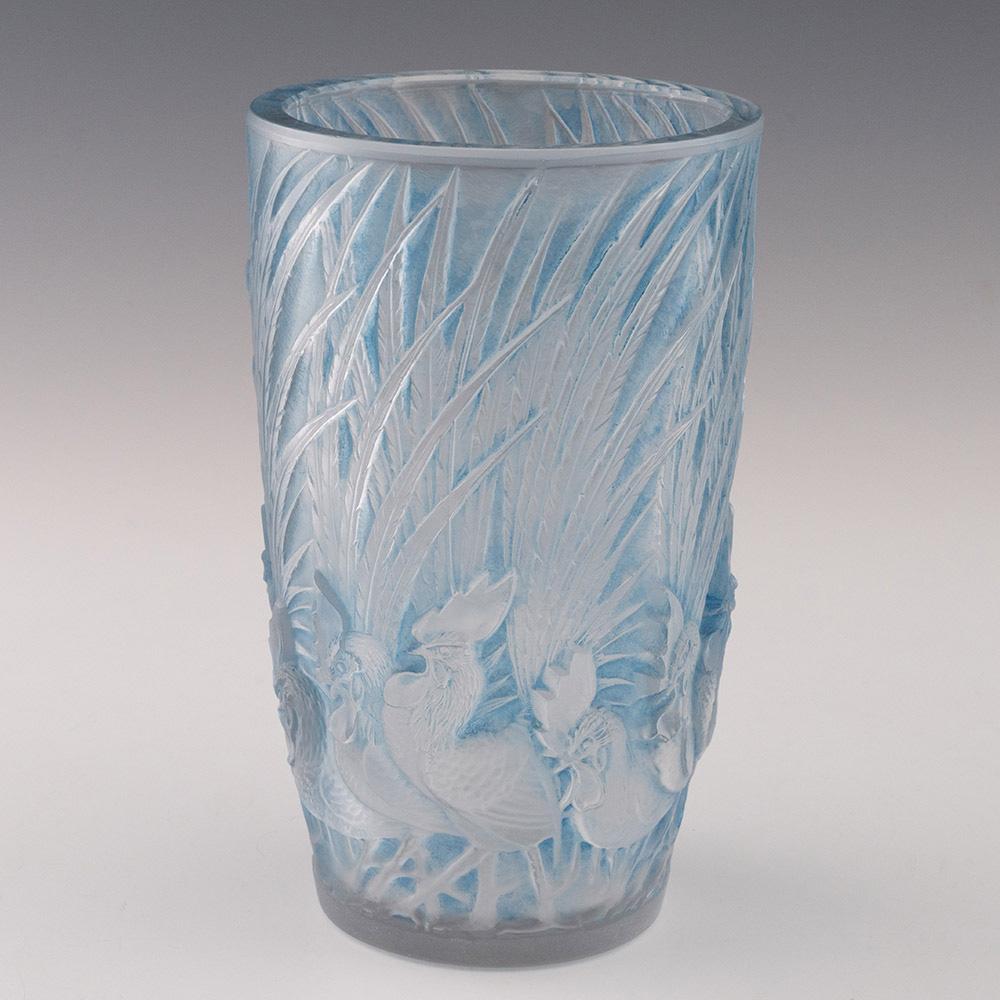 Titolo : Rene Lalique Coqs et Plumes - Marcilhac 1033
Data : Progettato nel 1928
Origine : Wingen-sur-Moder, Francia
Caratteristiche della ciotola: Vetro smerigliato colorato di blu con galli con piume esagerate sulla coda.
Marchi :R Lalique France
