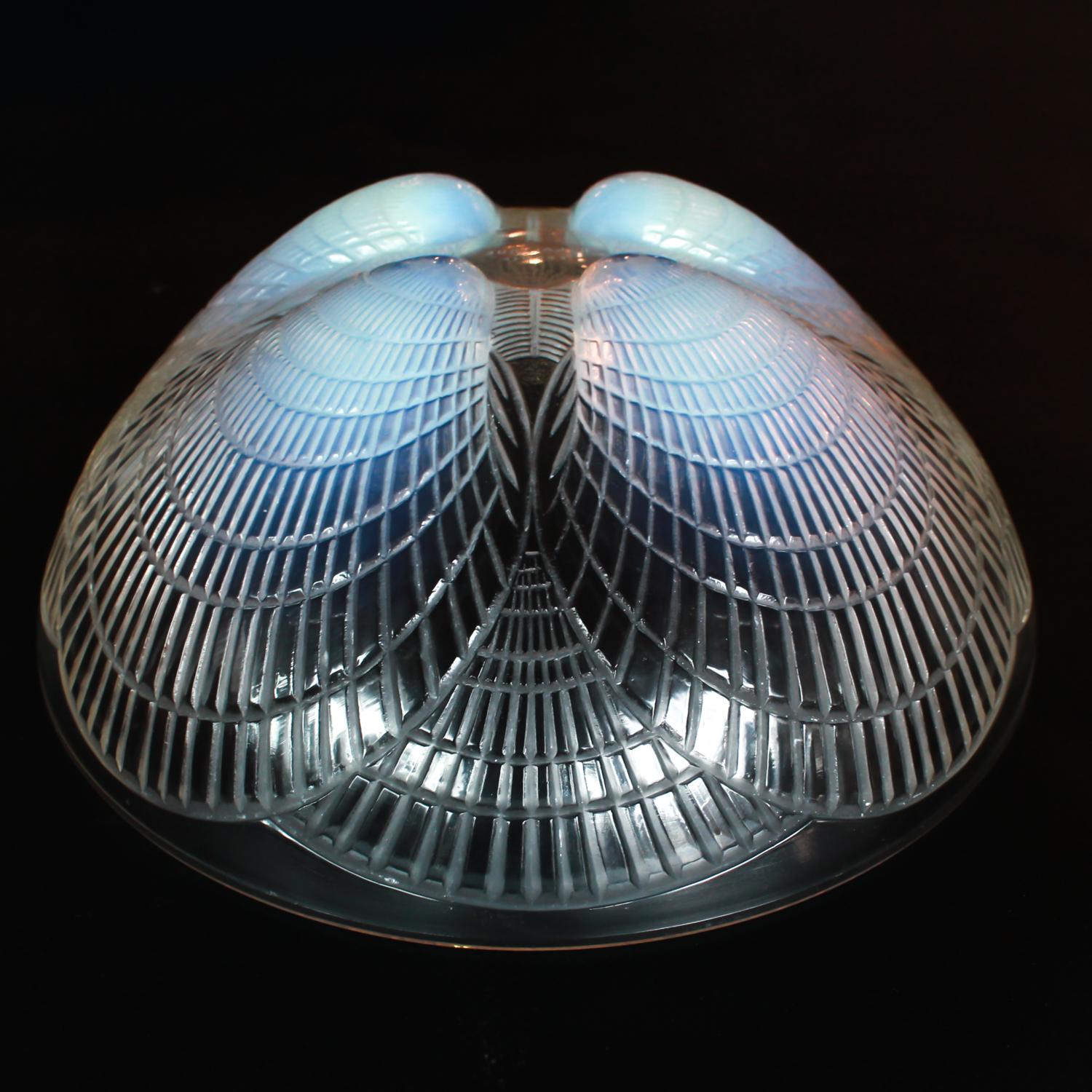 René Lalique Coquilles Bowl Blue Opalescent Shell Motif French Circa 1930 In Good Condition In Forest Row, East Sussex