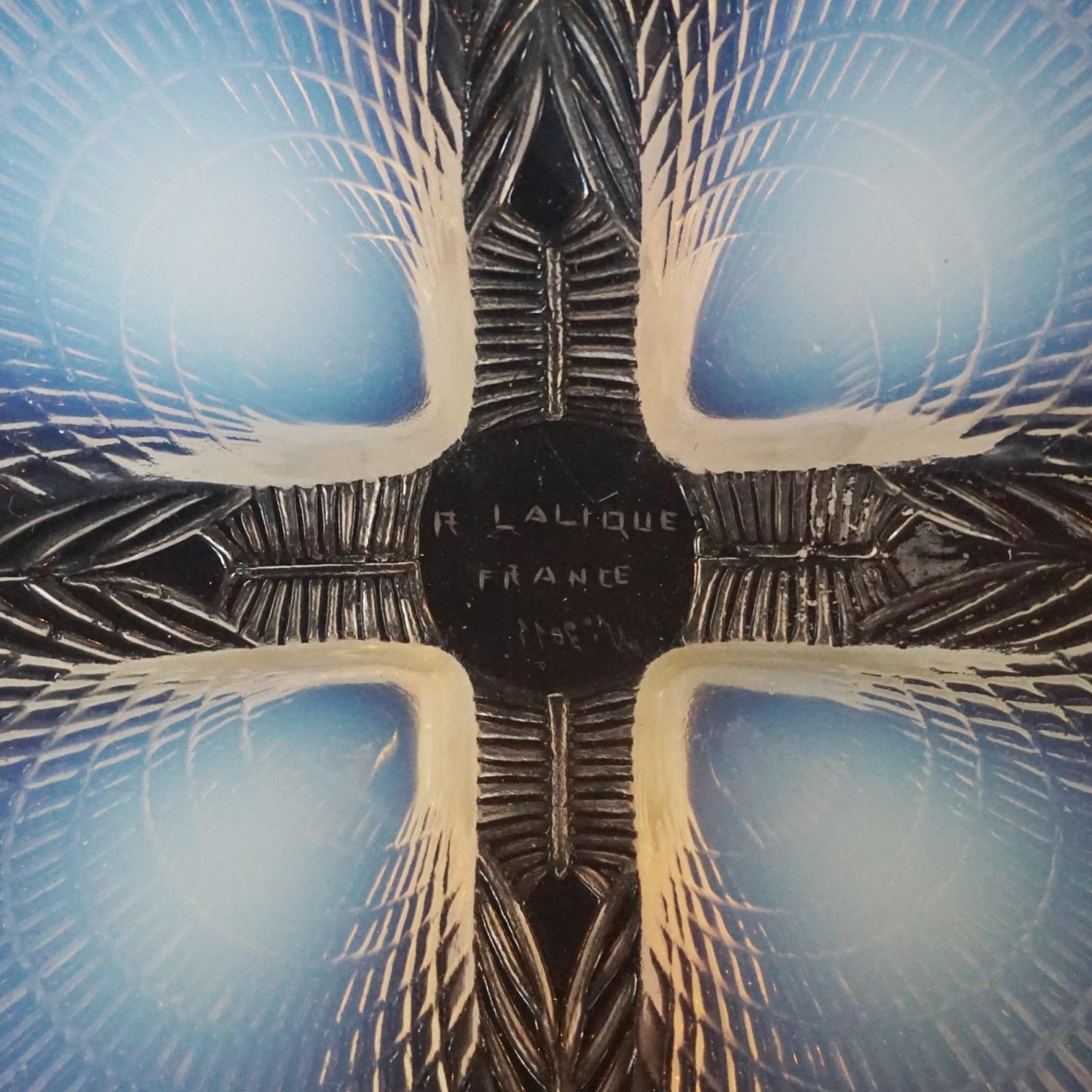 René Lalique Coquilles No.3 Opalescent Glass Plate In Excellent Condition In Forest Row, East Sussex