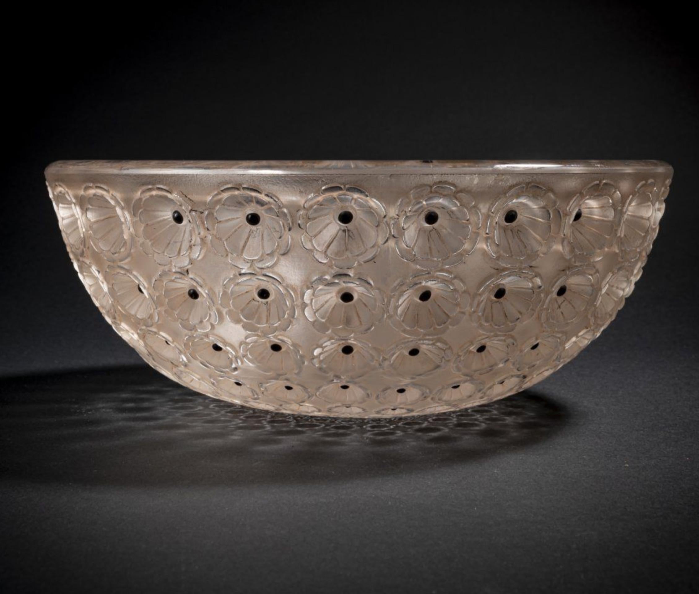XX secolo LALIQUE Cup NEMOURS, 1929 in vendita