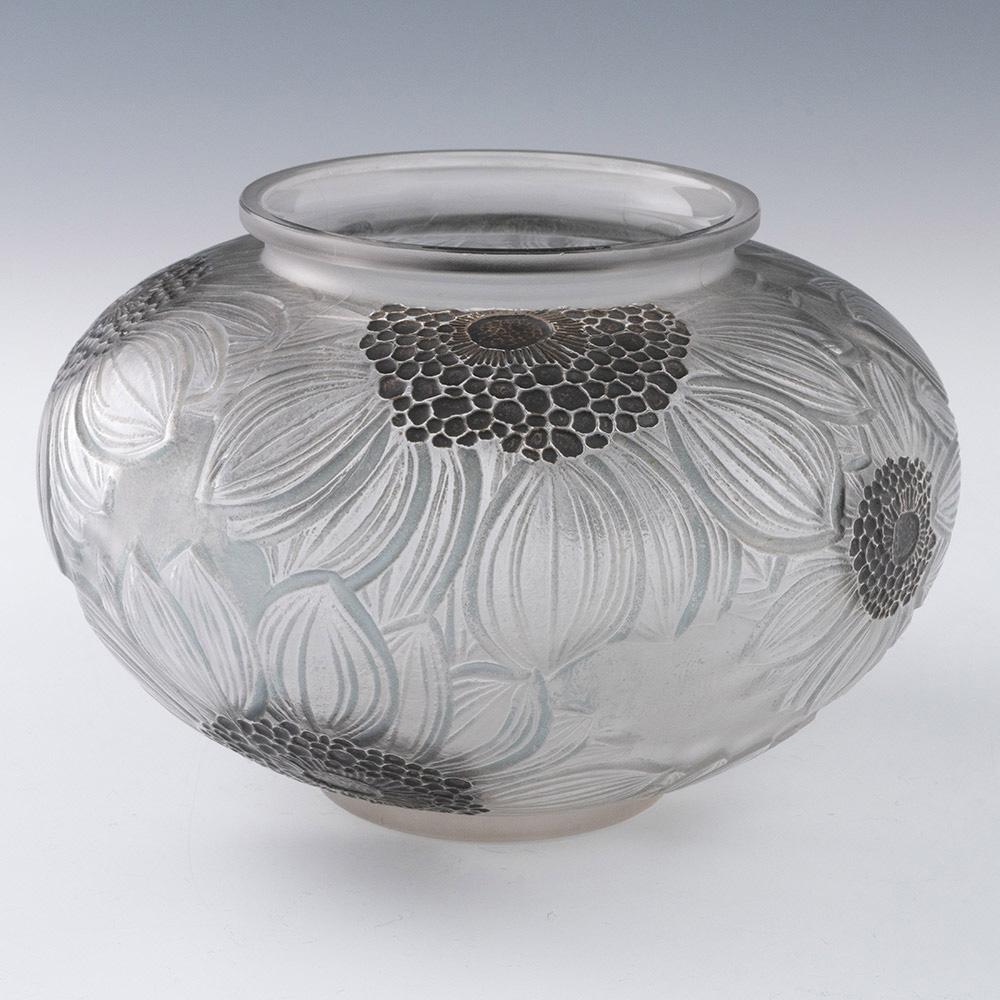 Titolo : Un vaso di dalie di Rene Lalique
Data : Progettata nel 1923
Origine : Wingen-Sur-Moder. Alsazia. Francia
Caratteristiche della ciotola: Raffigura dalie con smalto grafite su sfondo grigio cristallo.
Marchi : Marchio a stampo R. Lalique