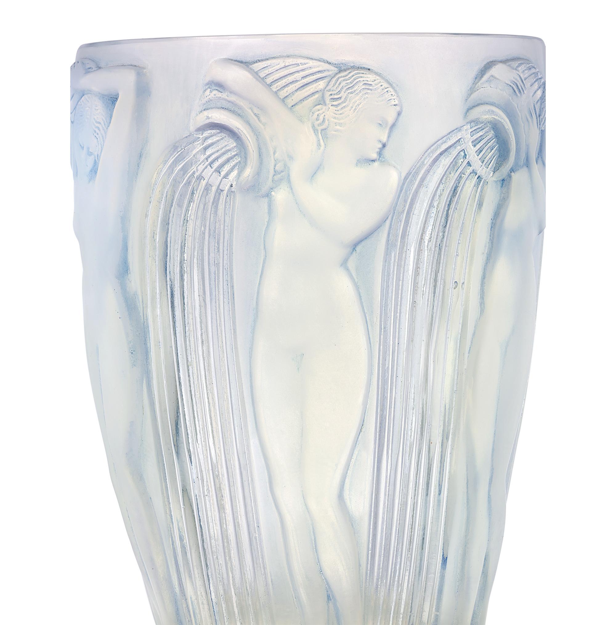 Art Déco Vaso di vetro opalescente e colorato René Lalique Danaides in vendita