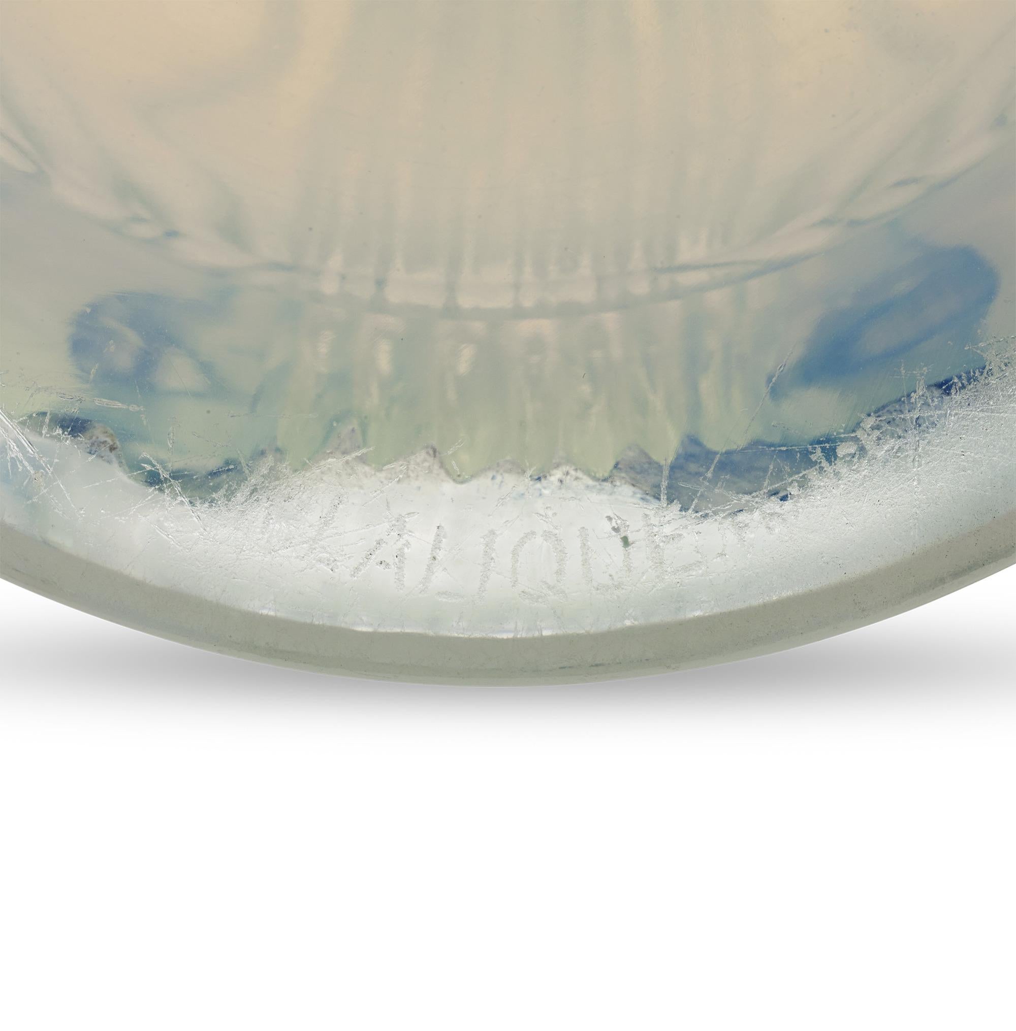 Francese Vaso di vetro opalescente e colorato René Lalique Danaides in vendita