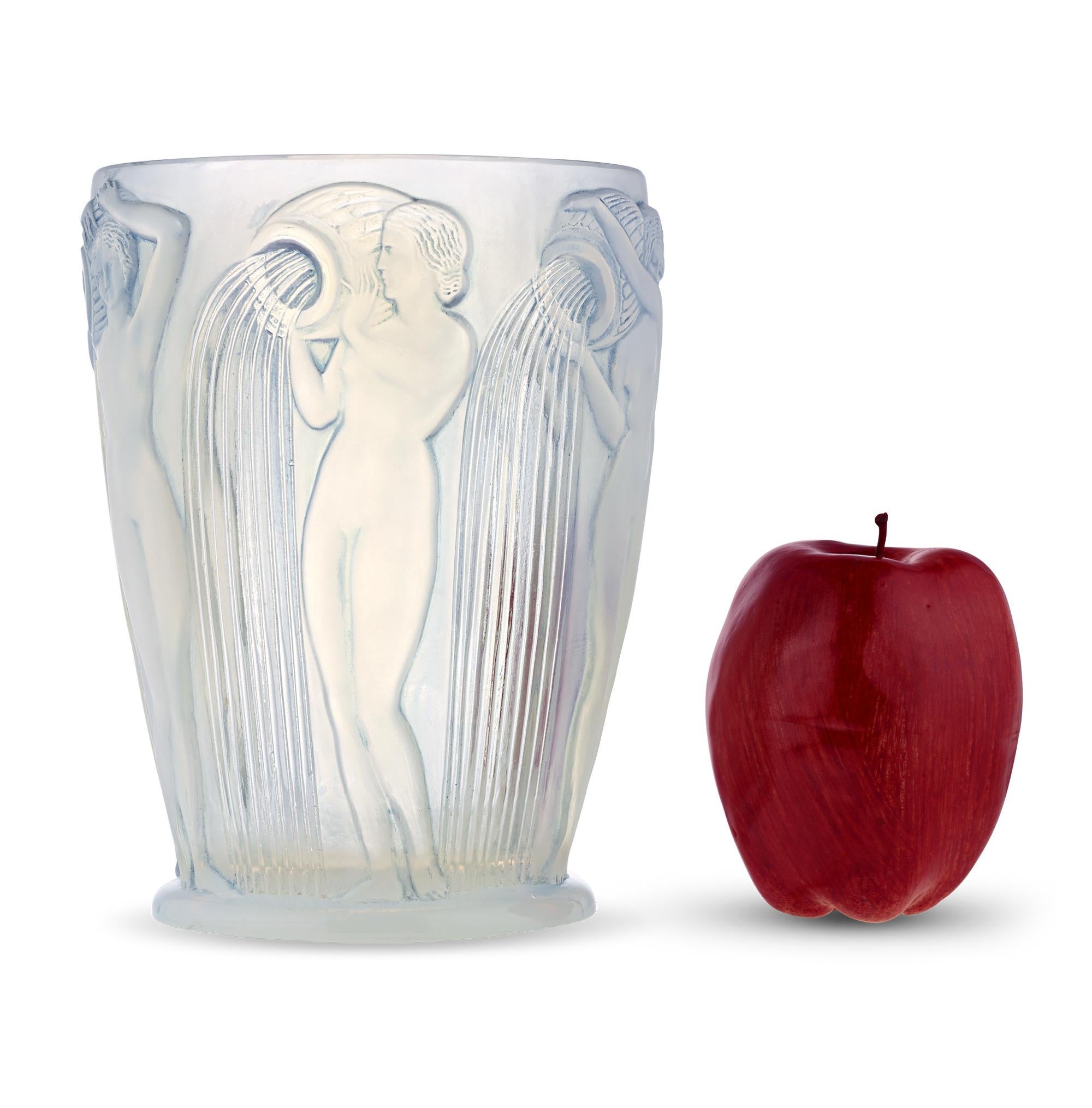 Vaso di vetro opalescente e colorato René Lalique Danaides In condizioni ottime in vendita a New Orleans, LA