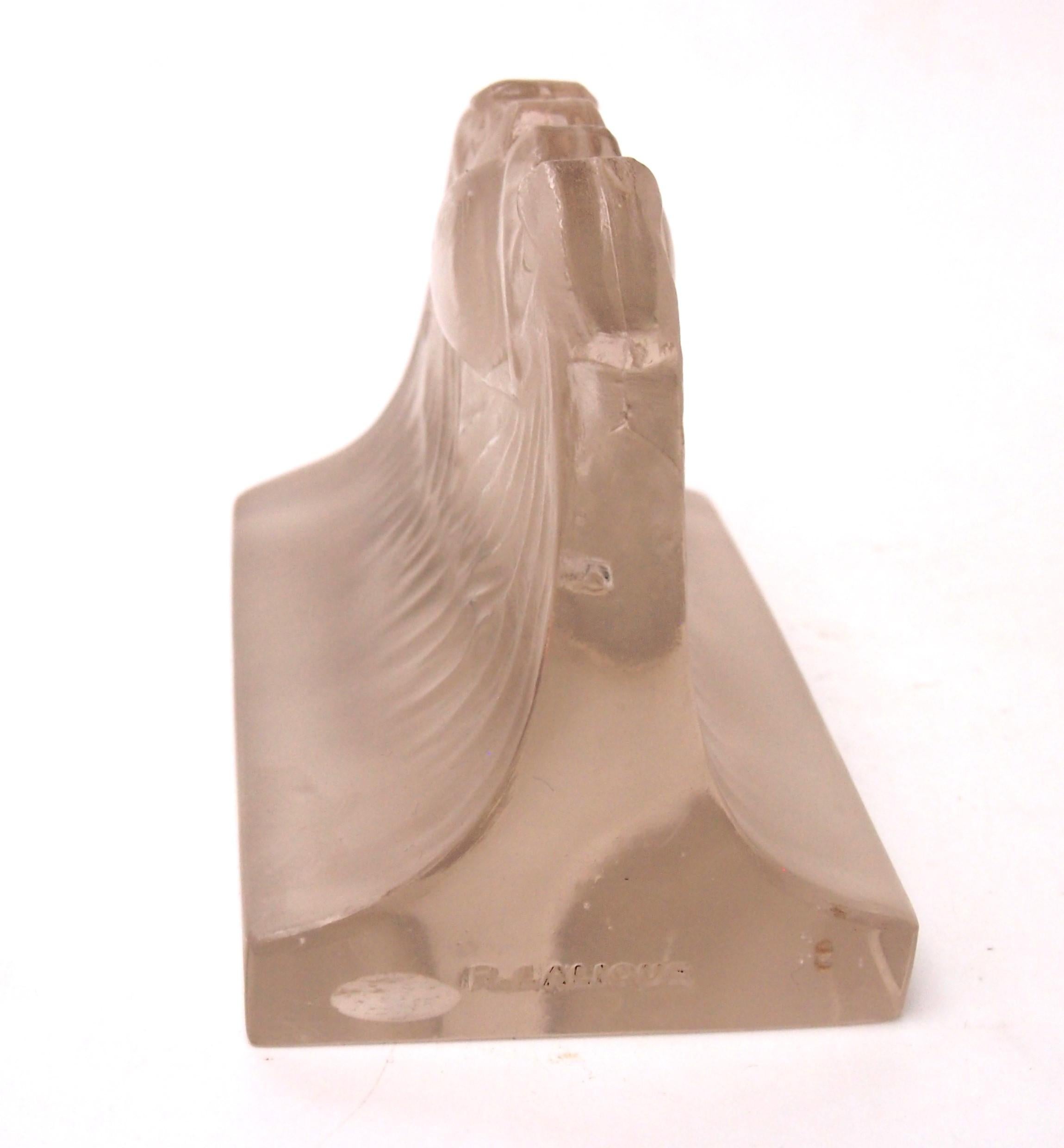 Seltener und außergewöhnlich früher Rene Lalique 'Deaux Aigles'/Doppeladler Briefbeschwerer in schwacher originaler grauer Fleckung. Der Briefbeschwerer zeigt zwei stilisierte Jugendstil-Adler, die beide in eine Kugel beißen, auf einem großen