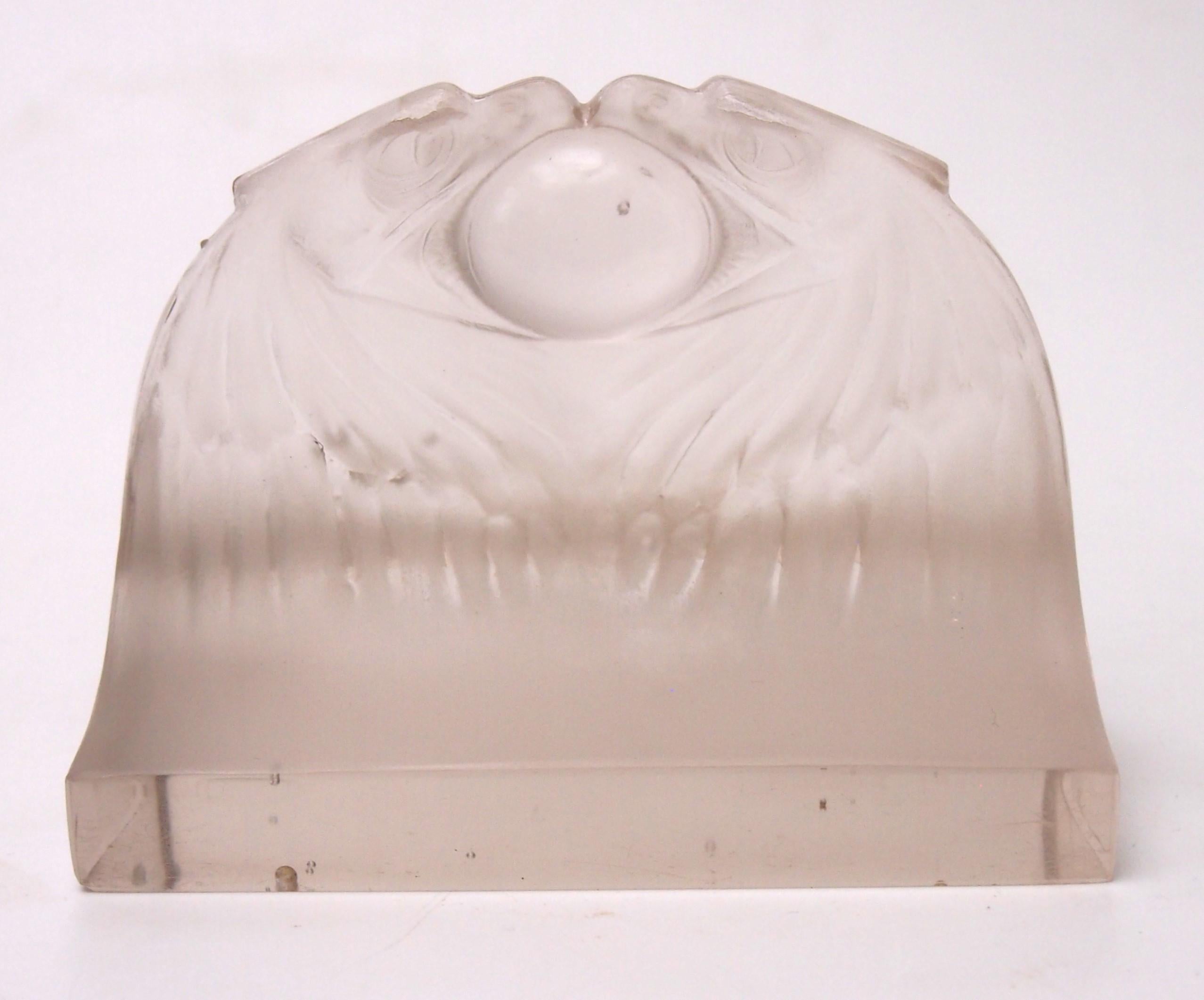 Papierbeschwerer „Deux Aigles“ von Rene Lalique, signiert um1914 – original graue Fleckenbeschichtung (Art nouveau) im Angebot