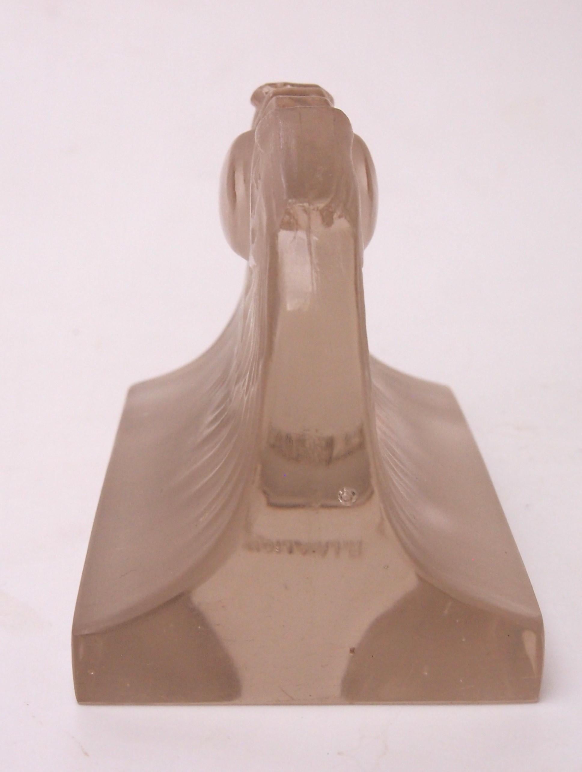 Papierbeschwerer „Deux Aigles“ von Rene Lalique, signiert um1914 – original graue Fleckenbeschichtung (Französisch) im Angebot