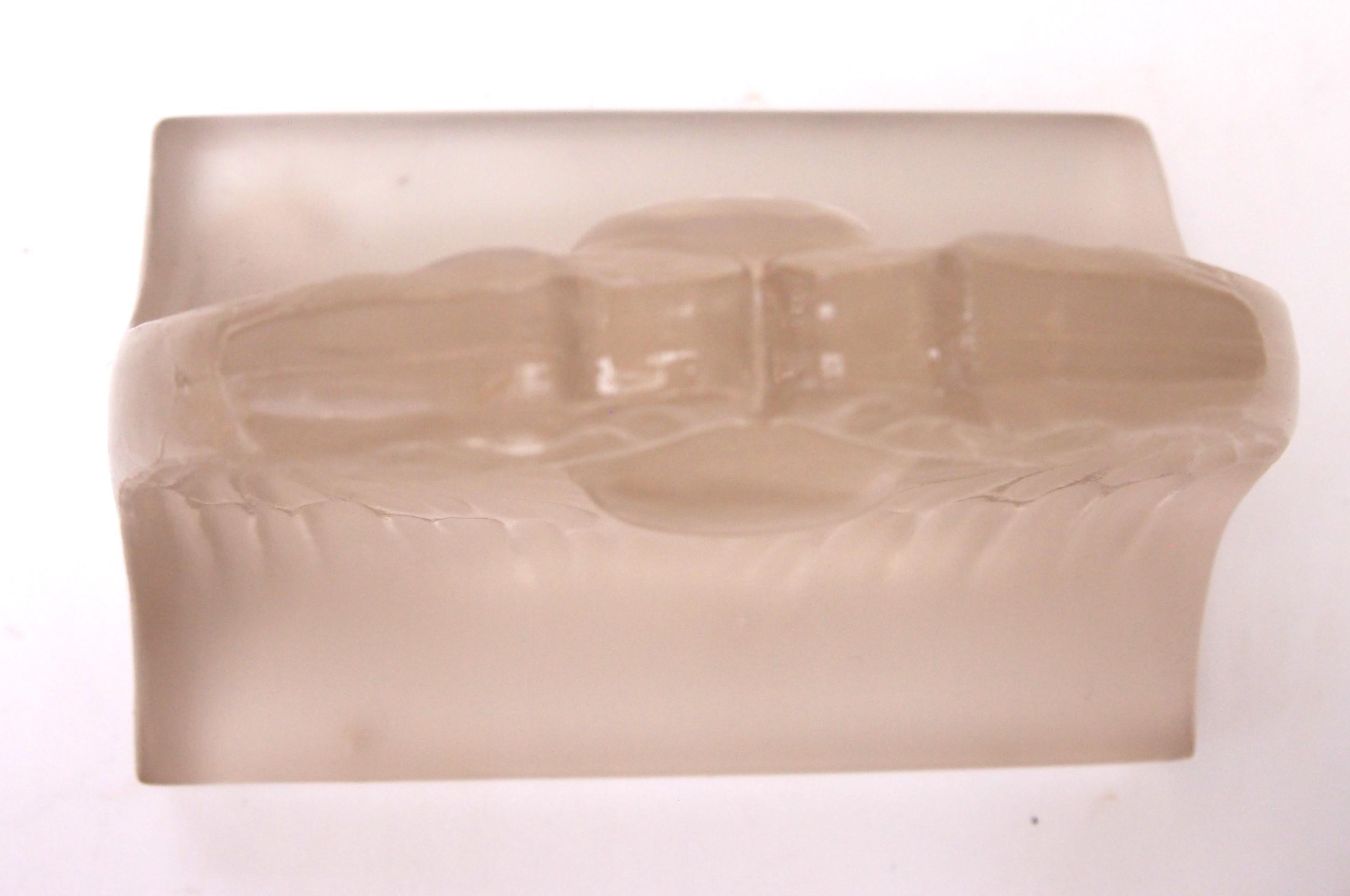 Papierbeschwerer „Deux Aigles“ von Rene Lalique, signiert um1914 – original graue Fleckenbeschichtung (Frühes 20. Jahrhundert) im Angebot