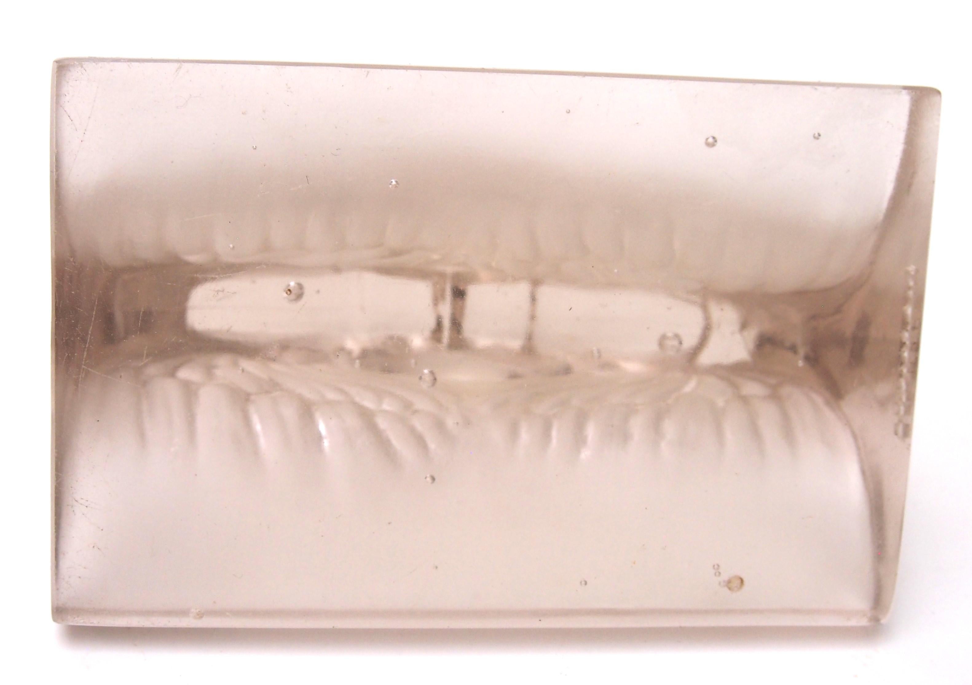 Papierbeschwerer „Deux Aigles“ von Rene Lalique, signiert um1914 – original graue Fleckenbeschichtung (Glaskunst) im Angebot