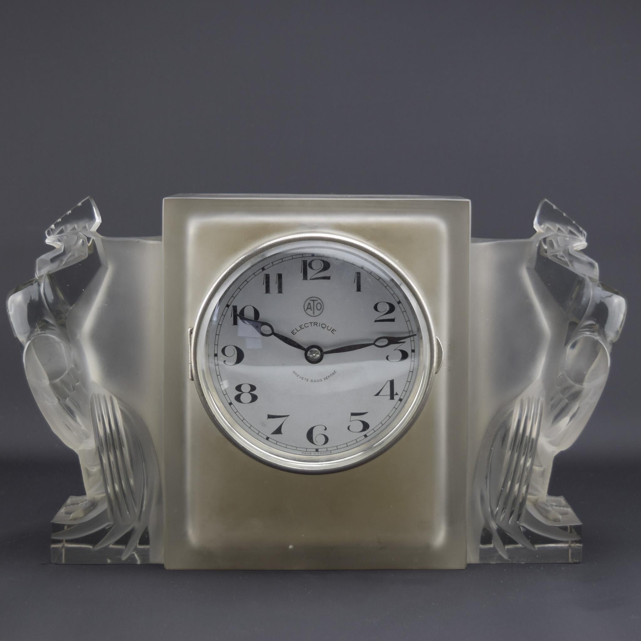 Orologio Deux coqs di Rene Lalique. Questo orologio è un pezzo difficile da trovare, l'orologio centrale è affiancato ai lati da galli. Il design dei galli è lo stesso della mascotte automobilistica coq houdan, anch'essa introdotta nel 1929.
Marchio