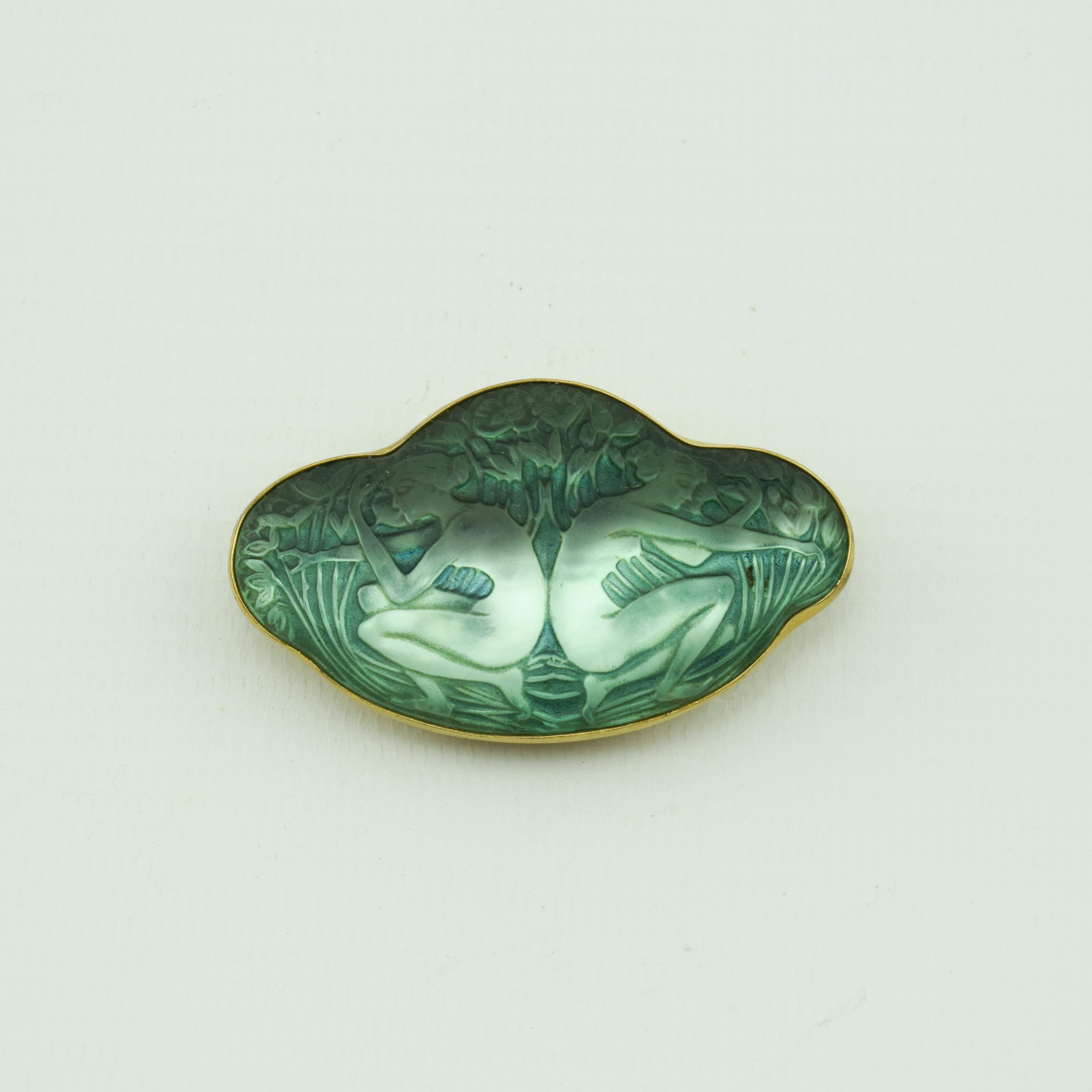 Rene Lalique Deux Figurines Dos a Dos Brooch. Green foil backed glass highlighted with green staining mounted in brass.

Very good original condition.
Stamped RL and Lalique.

Marcilhac 548
Model no 1388
introduced in 1913
