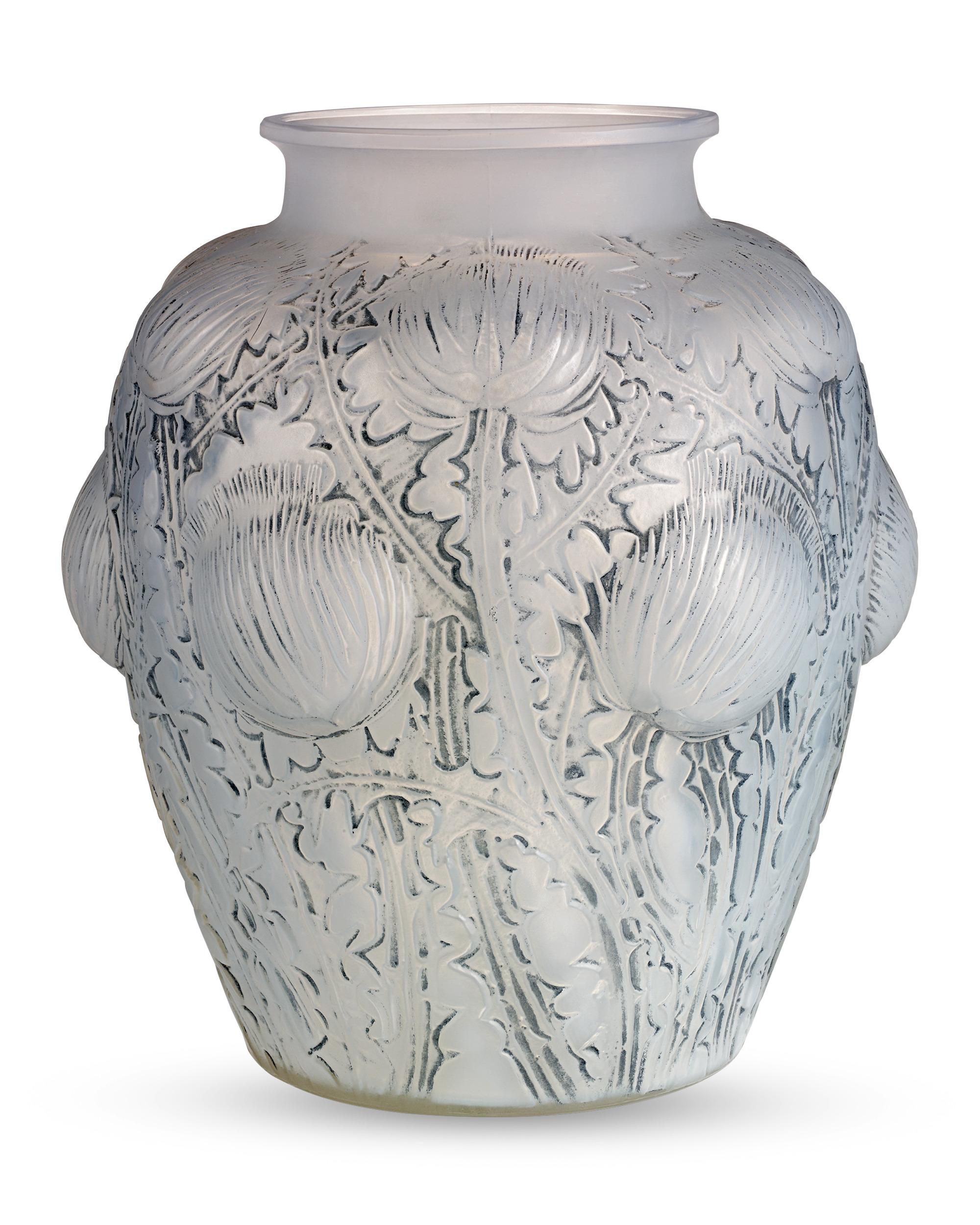 Dessiné par René Lalique le 16 novembre 1926, ce vase à motif Domrémy est ponctué de beaux chardons. Lalique crée les vrilles végétales tourbillonnantes couronnées par des fleurs de chardon épanouies, démontrant ainsi l'étendue de sa créativité. La