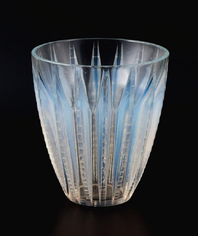 René Lalique.
Vase en verre d'art ancien « Chamonix ».
Environ 1930.
En parfait état.
Signé R. Lalique.
Dimensions : H 15,0 x P 13,5 cm : H 15,0 x D 13,5 cm.