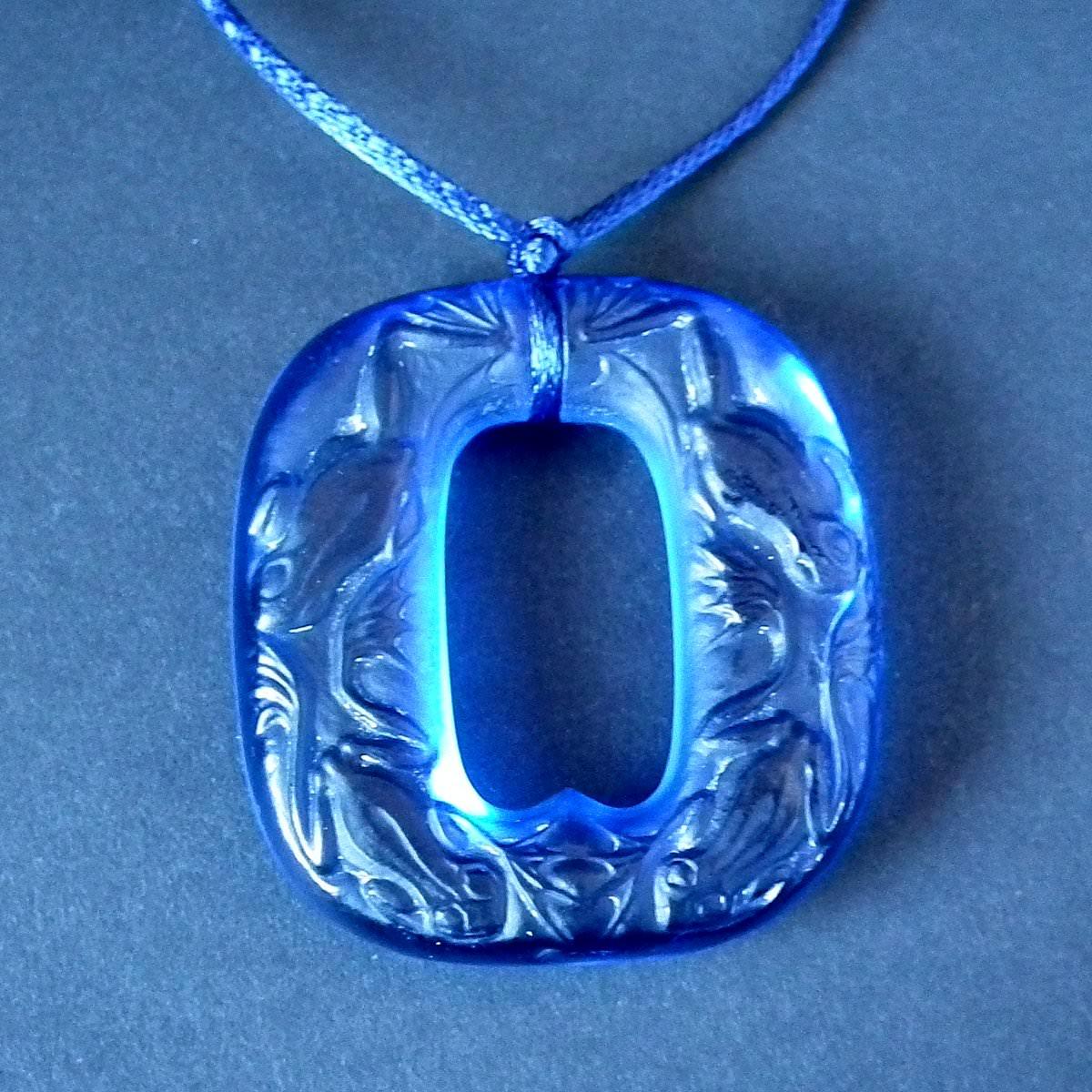 Pendentif 'Grenouilles' en verre bleu électrique de René Lalique. Ce dessin représente des grenouilles. Marque de fabrique gravée, 