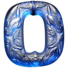 Rene Lalique Pendentif « Grenouilles » en verre bleu électrique