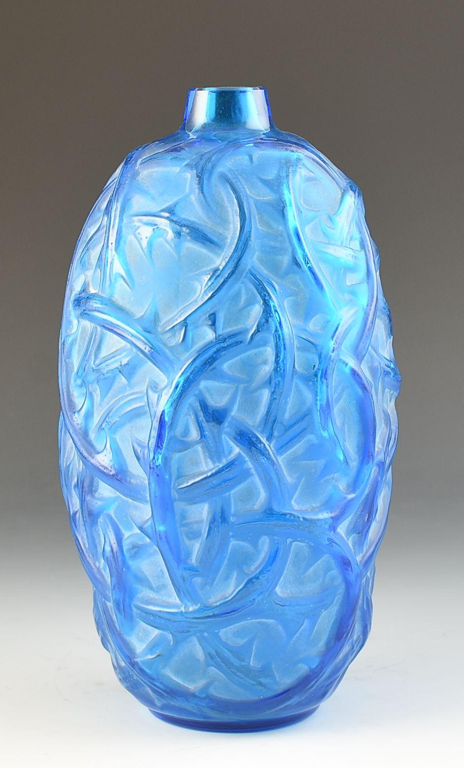 Vaso Ronces blu elettrico di Rene Lalique introdotto nel 1921, modello #946. Eccellente condizione originale e GARANTITA senza lucidatura o restauro. Altezza complessiva 24 cm. Marchio stampato sulla base