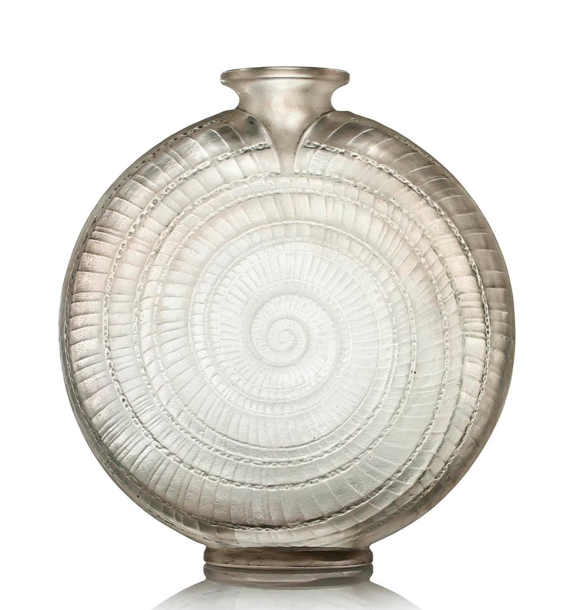 ESCARGOT Vase, NO. 931
Designed 1920, clear and frosted moulded R. LALIQUE 
Vase Escargot en verre soufflé-moulé, signé R LALIQUE. Modèle créé en 1920,
Supprimé du catalogue en 1937 et non repris après 1947
Measure: Hauteur : 21 cm.