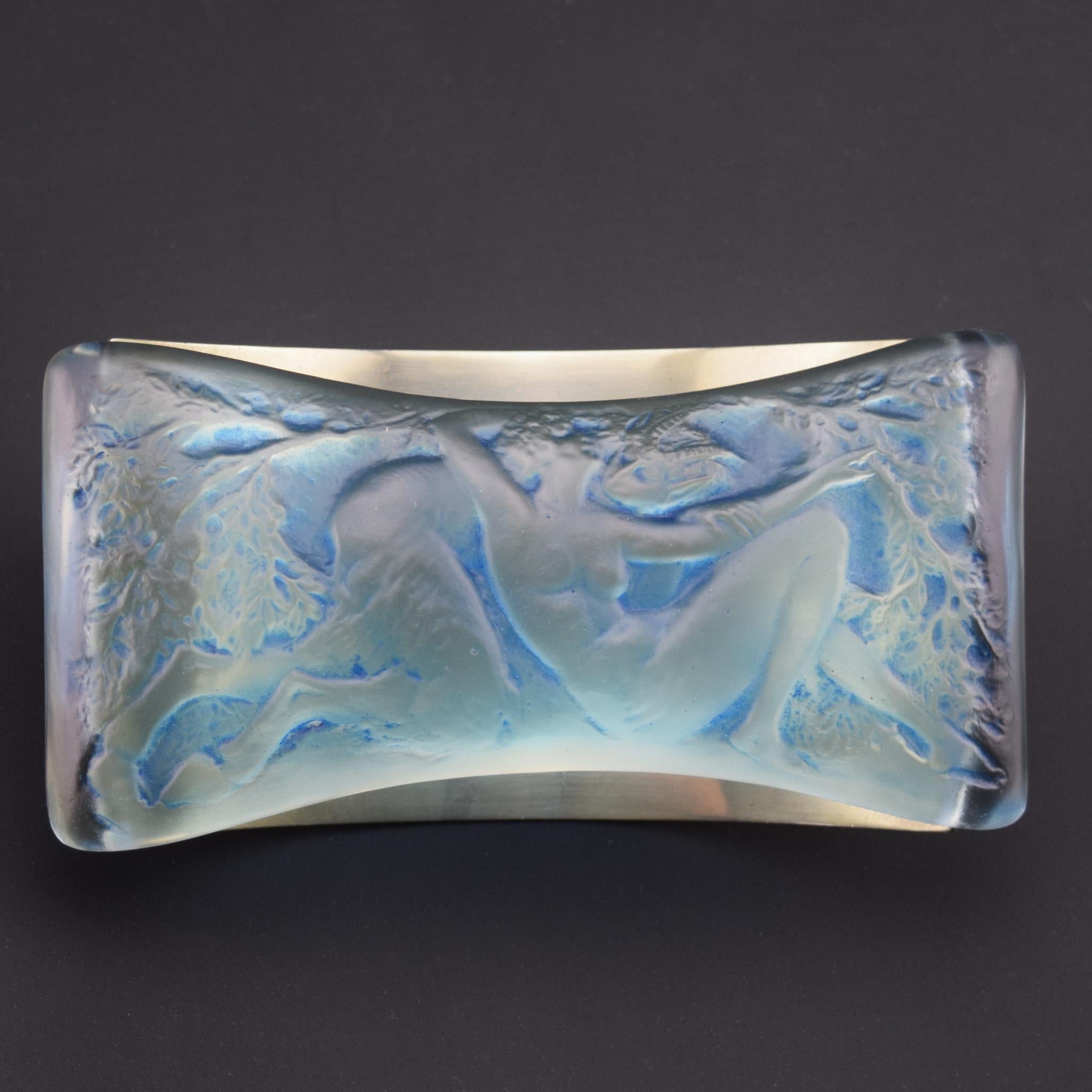 Blotter di Rene Lalique colorato di blu, faune et nymphe. Nella mitologia greca faune e ninfe sono spesso presenti nelle storie insieme. La faune è per metà umana e per metà capra, mentre la nymphe è una divinità femminile associata all'acqua e alla